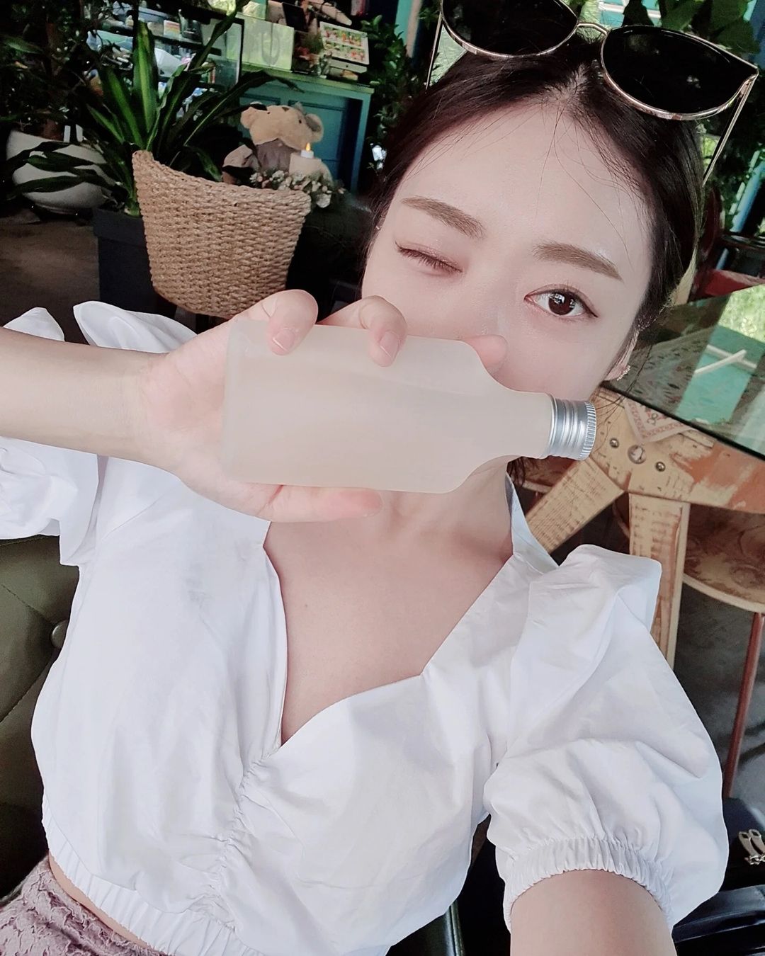 @21inch_hye on Instagram: “강원도로 휴가를 갔다 왔더니 햇빛에 피부가 죄다 탄 거 있죠..? 안심되는 성분으로 진정 효과에 좋다는 #모이스쳐카밍에센스 로 아침저녁으로 열심히 발라줬더니 그