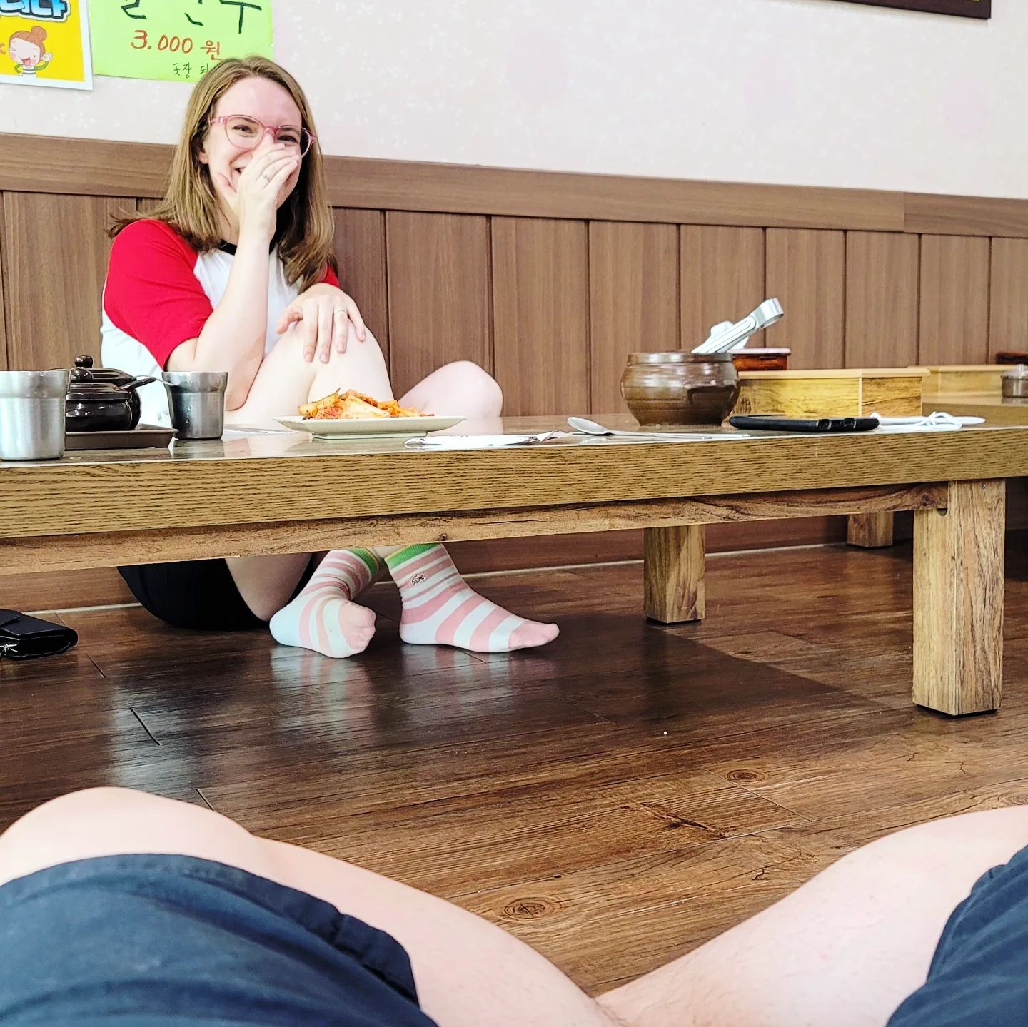 Przygoda z wczoraj - restauracja z siedzeniami na podłodze. No moje nogi nie układają się tak, żeby ze skrzyżowanymi nogami wygodnie siedzieć przy takim stole. Patrzcie, jak mi kolana wystają. 🤣 Na drugim zdjęciu TJ oczywiście chwali się swoimi 양반다리, skrzyżowanymi nogami. 🙈 A restauracja była z janchiguksu (zupą "na uroczystości") oraz baechujeon (plackiem z kapusty pekińskiej. Pyszka!
PS. Nie śmiejcie się ze mnie, ja serio mam poziom minusowy elastyczności.🙈🙈🙈

#southkorea #korea #koreanfood #kfood #koreapołudniowa #koreańskiejedzenie #zmężem #elastyczność #napoziomie0