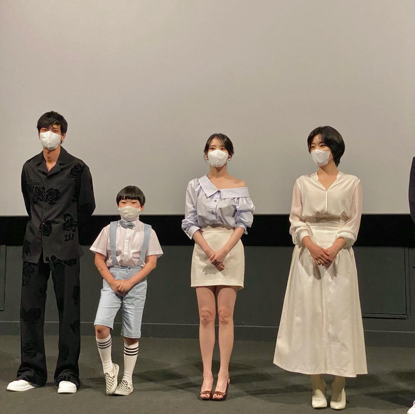 2022. 06. 02 
정말 정말 정말 #유애나 인생 최고의 날이다😭
 #브로커시사회 A열에서 언니를 다 보고 나 진짜 성공해따🥹
어쩜 말도 조리있게 그렇게 잘하시는지 너무너무 행복한 시간이었다 진짜로🥹
고민하다 준비한 인형꽃다발도💐 손편지도💌
언니한테 직접 전달완료🥹🥹🥹🥹🥹
마지막에 정신도 없고 너무 떨렸는데 영화 잘보겠다구 말도 잘했고 언니가 웃으면서 고맙다구 손도 잡아주고 어깨도 토닥거려줬다🥹🥹🥹(이번생 성공했다)
피곤해 보였는데 오늘은 언니가 편안한 밤 보냈으면 좋겠다😌
난 아마 잠 못이루겠지만🥹🥹🥹