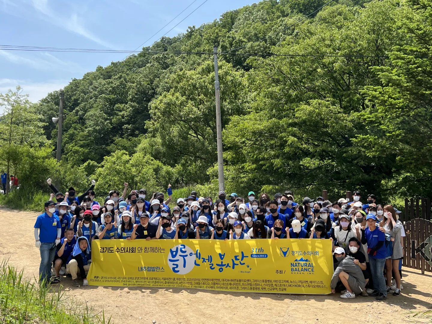 지난 5월29일 용인 코리안 독스 <레임보우 쉼터>로 블루엔젤 봉사단 31기 분들과 함께 유기견 봉사를 다녀왔어요!!! 한마리씩 수의사 분들께서 필요한 예방접종도 해주시고, 목욕도 하고, 깨끗해진 견사에서 뛰어놀고 품에 파고드는 아이들을 보니 기쁘면서도 많이 미안했답니다. 우리아이들 해맑고 사랑이 넘치는 아이들이랍니다. 꼭꼭꼭 사지말고 입양하세요!!! 함께해주신 모든 분들 정말 고생 많으셨습니다💓
.
.
.
#블루엔젤봉사단 #블루엔젤봉사단31기 #용인코리안독스레인보우쉼터 #레인보우쉼터 #유기견 #유기견봉사 #유기견봉사단 #사지말고입양하세요 
늘 함께해주는 내친구 고마워 kimmi_em