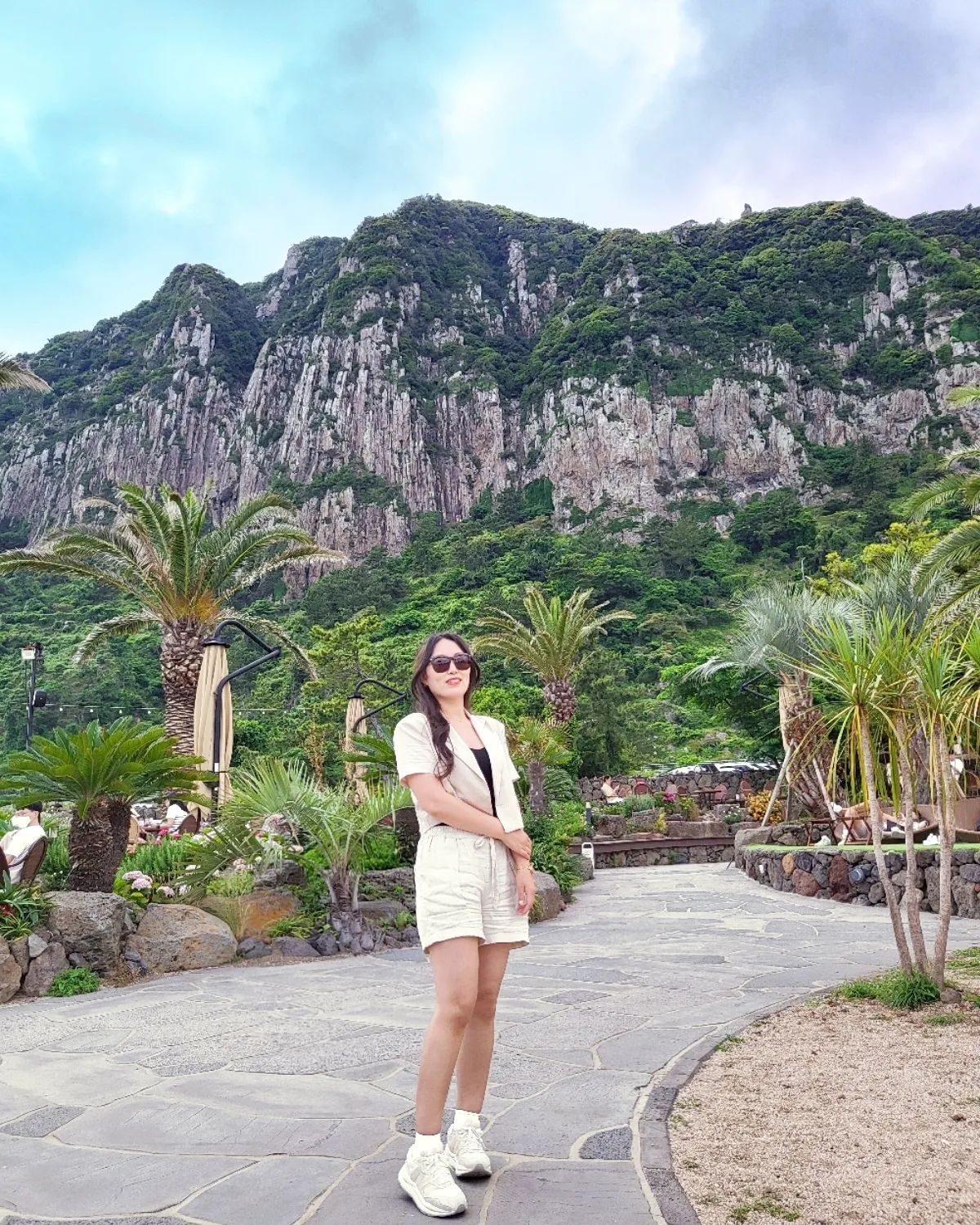 🏝
드뎌왔따~~~
제주여행 첫번째 방문지
너무 유명한 곳이에요

산방산의 웅장함을 배경으로 바다뷰가 시원하게 펼쳐진 카페!!

#원앤온리 
#제주도카페 #제주도카페투어
#제주도 #제주도여행 #제주여행