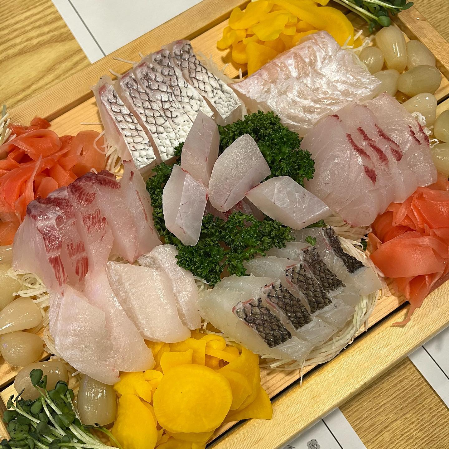 #수원맛집 #망포맛집 #물고기자리

🐽 숙성회무한리필(37000)

-> 회식으로 물고기자리에 다녀왔어용! 아 물론 예전에요 ^_^..... 회사 앞에 바로 있어서 그런지 굉장히 가까웠습니다 호호✊🏻

물고기자리는 숙성회 무한리필 전문점이애오🙌 근데 회만 나오는게 아니고... 여러가지 댕 많이 나옵니당! 근데 당시에는 올릴 생각이 없었어서 사진이 없어요😢 

숙성회, 낙지탕탕이, 멍게, 도미머리구이, 마늘버섯구이, 모듬튀김, 서더리매운탕, 김마끼 이렇게 8종으로 회가 절대 물리지 않게 잘나오는거 같아요! 🤩

회는 처음에 어떤게 나오는지 설명 해주시는데, 정말 쫀득하고 맛있어요! 저는 회를 좋아하지 않는 편인데도 맛있게 잘 먹고 왔습니당🦭❤️

그리고 튀김... 진짜 바삭바삭하니 미쳤습니다...😝 마늘 버섯구이도 버섯을 좋아하지 않는 "저" 지만, 마늘이 댕 맛있던거 보면 맛있었을거애오🤪

탕탕이도, 김마끼도, 도미머리구이도 각자의 매력에 맞게 정말 고소하고 맛있었는데 제일 최고였던건 단연 서더리매운탕이에요! 👍🏻👍🏻

매운탕... 취해서 사진은 없는데 1인 1뚝배기에 끓여서 나오거든요? 저, 매운탕만 3번 리필했습니다. 얼큰하니 쫀맛탱구리구리😋

회를 좋아하시는분들에겐 정말 후회하지 않을 것 같은 맛집이였어요! 정말정말 추천드림니댜👍🏻❤️

물고기자리 망포점
영업시간 : 15:00 - 23:00 (일요일 정기휴무)
주소 : 경기 수원시 영통구 덕영대로1499번길 21 1층 (망포역 도보 3분거리!)