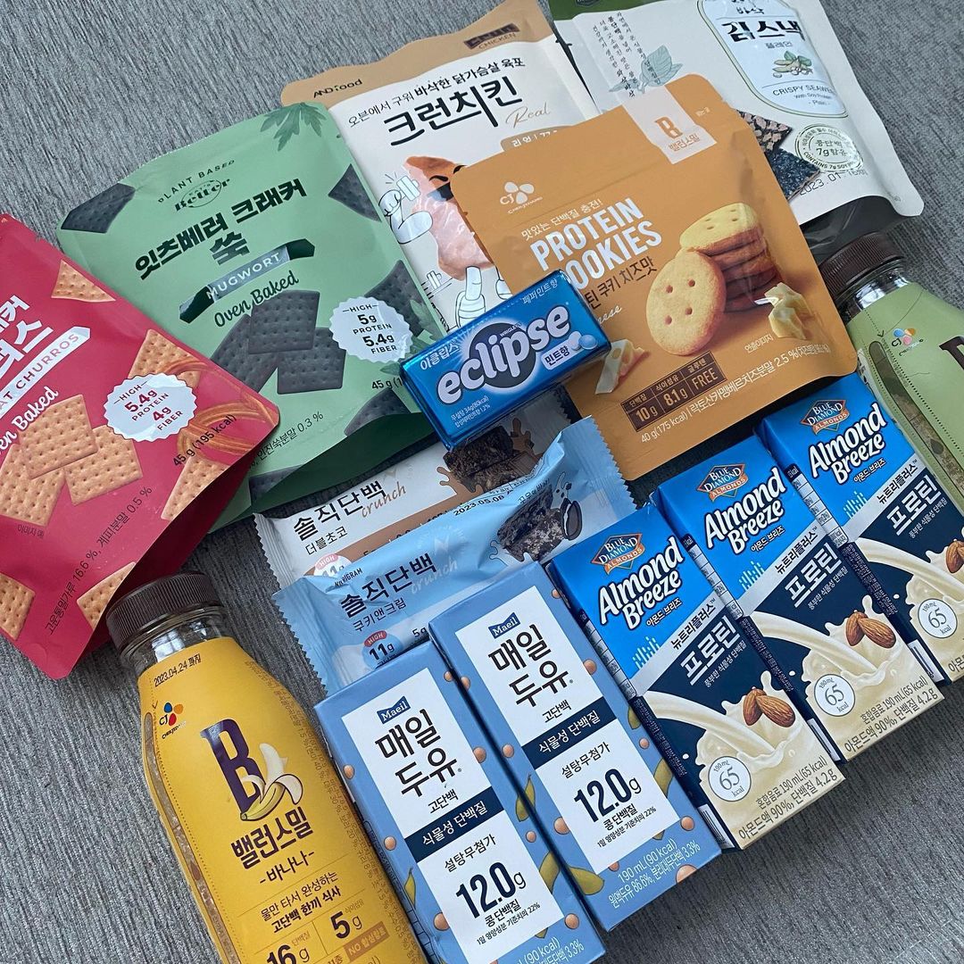 헬스공주 on Instagram: “진정한 헬짱은 간식도 단백질로 💪 맛있는 종합 프로틴 패키지로 단백질 충전하기 🤍 동물성 단백질, 식물성 단백질, 콩단백질 등 조합도 다양해서 질리지 않고 먹