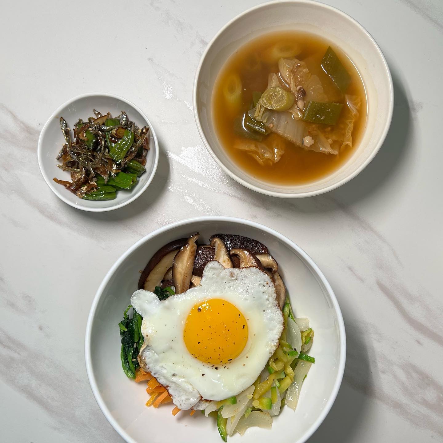 오늘의 점심은 야채 가득 넣은 비빔밥에 멸치볶음과 배추된장국😋 둘다 도시락을 싸서 출근하니 하루 식단도 똑같아진다 🥰