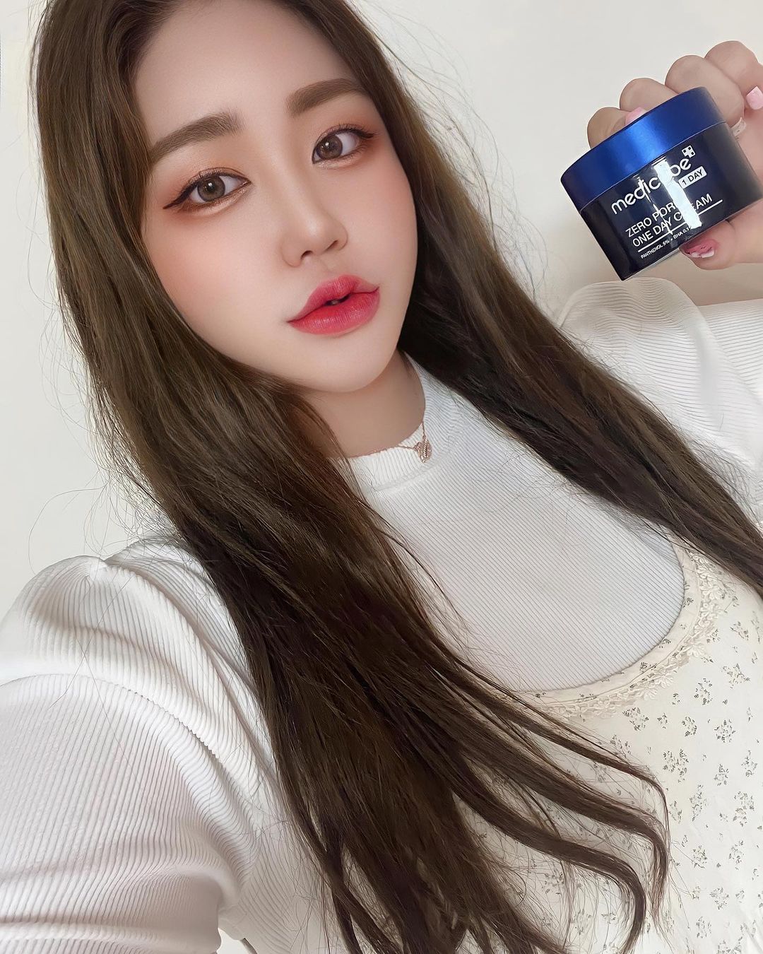 🪞수형🪞 on Instagram: “💙메디큐브 X 수형💙 제품명 : 제로 모공 원데이 크림🍦 이정도면 메디큐브 직원 아니냐구우~🤍 이번에 모공을 꽉 잡아주는 크림 완전 요즘 다들 필수템 아니냐구