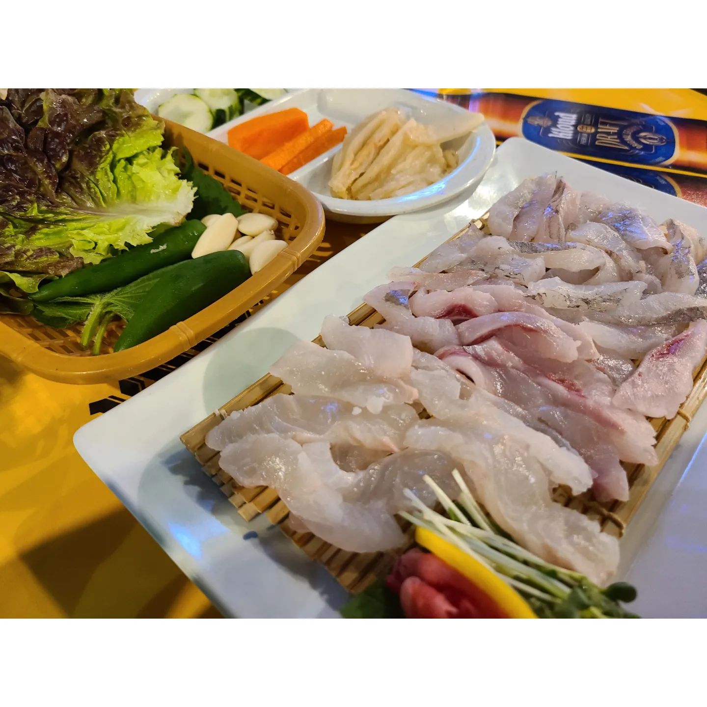 부산맛집 #회사원

오늘 소개드릴 맛집은 
서면의 가성비 좋은 막썰어회 맛집인 회사원이에요🤗

회사원은 제가 서면에서 제일 좋아하는 가게 중 하나인데요🙈
아주 신선한 회를 저렴한 가격에 먹을 수 있는 곳이랍니다👍

저는 이미 2차 장소까지 정해둔 상태여서 
막썰어회 소짜를 주문했어요 ㅎㅎ
이 집의 좋은점이 소짜가 있어서 
배부를때도 부담없이 가게를 방문할 수 있다는 점이에요 👏
소짜가 겨우 19000원 이라구요🙊

회와 술을 주문하고나니
신선한 야채와 미역국을 세팅해주셨고
야채와 김치 등은 셀프바에 준비되어있어 
추가로 필요하시면 마음껏 이용할 수 있었어요👍

기다리다보니 막썰어회가 나왔어요😋
회 종류는 총 3가지였고 
우럭, 광어, 밀치로 구성되어 있었어요
신선한 회라서 그런지 정말 맛있었고 술이 술술 들어가더라구요😍👍

회를 먹다가 매운탕까지 추가했는데 
이게 밥을 땡기는 맛이라 밥까지 추가해서 
거하게 한끼를 해버리고 말았어요🤣

1차로 식사하러 오기에도 괜찮고
2,3차로 간단히 술한잔 하러와도 괜찮은 
서면 가성비 막썰어횟집 회사원 강추 드릴게요❤️

💌 부산 부산진구 중앙대로692번길 39

#부산 #서면 #맛집 #막썰어회 #먹스타그램🍴