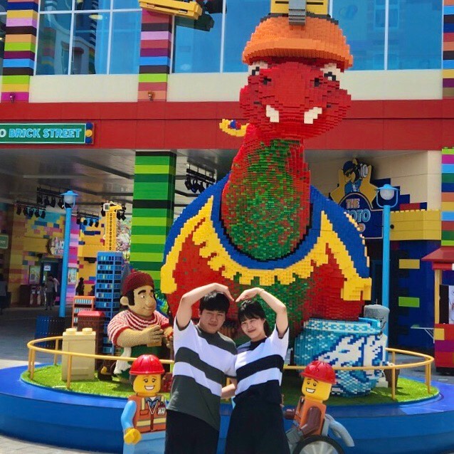 레고랜드 코리아🎪
뭉치와 저 둘 다 탈진하는 줄 알았어요🥶 

✨레고랜드가 넘 가고팠던 저는, 뭉치에게 휴가를 종용하고(..) 다녀왔답니다 (⊃‿⊂) 토욜은 사람이 넘 많잖아유?TT

✨입장하자마자 사진 찍어주는 기사님이 계세요! 기분 좋게 레고랜드 입성🤩 4개의 도시가 있고 각 도시마다 테마가 있답니당! 
넘 설레었어요,,❣️

✨그런데 1시간 쯤 돌았을까? 체력이 탈탈 털렸어요! 놀이기구가 수동이었거든요(๑°ㅁ°๑)‼✧ 위 아래로 펌프질하고, 손화살 날리고, 팔 돌리고....🙄‼️
네이버에 레고랜드를 검색하면 '레고랜드아빠'가 나오는 이유가 있답니당〰️

✨하기 싫다가도 막상 시작하니 승부욕 발동 걸려서 겁내 열심히 하다가 죽을 뻔 했어요(๑ ˭̴̵̶᷄൧̑ ˭̴̵̶᷅๑)ㅎㅎㅎ 
근데 오빠.. 좀 쉬는 것 같더라..? 내가 잘못본거지? ༎ຶ‿༎ຶ🤬

✨그렇지만 놀이기구 난이도가 높지 않아서 저같은 쪼렙도 재밌게 놀 수 있다는 점❗️
물 위에 있는 놀이기구도 있었어욤-! 물이 팡팡 터지기도 하고, 물총 쏘기도 하구, 배 운전도 하구요. 넘 신선하고 여름 날 넘 시원했답니다-💙

마음 단단히 먹고 레고..에버..레고랜드로!

#레고랜드 #레고랜드코리아 

-

🖤뭉치커플의 1박2일 춘천여행 일정! ᵔᴥᵔ🖤
(첫째날) 레고랜드(4시간 소요) ➔ 호텔 체크인 ➔ 명동우미닭갈비 ➔ 호텔근처 공지천조각공원 산책 ➔ 호텔 루프탑 구경 ➔ 마사지 ➔ 취침
(둘째날) 리버레인 카페 방문 ➔ 해피초원목장 

#춘천여행 #춘천여행코스 #레고랜드호텔