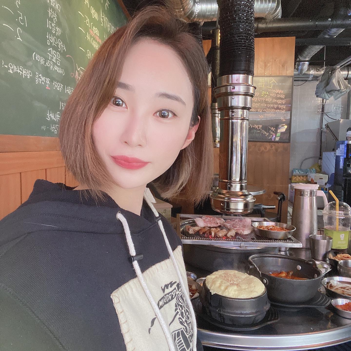 #협찬
신천돼지, 역전식당을 잇는 3번째 브랜드 #신돈
고기를 사랑하는 사장님의 믿고 먹는 #잠실새내맛집
통갈매기살 전문점이지만 다양한 생고기가 있어 취향에 맞게 먹을 수 있네🐷
목살 특수부위 돈꽃살 진짜 맛있어
통갈매기살부터 돈꽃살 꼬들살까지 완전 내 스타일
참숯직화구이로 품질 좋은 국내산 생고기를 맛있게 먹을 수 있는 여기는 신돈
#잠실새내역맛집 #잠실새내고깃집 #잠실새내역고깃집 #잠실삼겹살 #잠실새내술집 #잠실새내역데이트 #잠실새내회식 #잠실새내고기집 #잠실고기집 #잠실회식장소