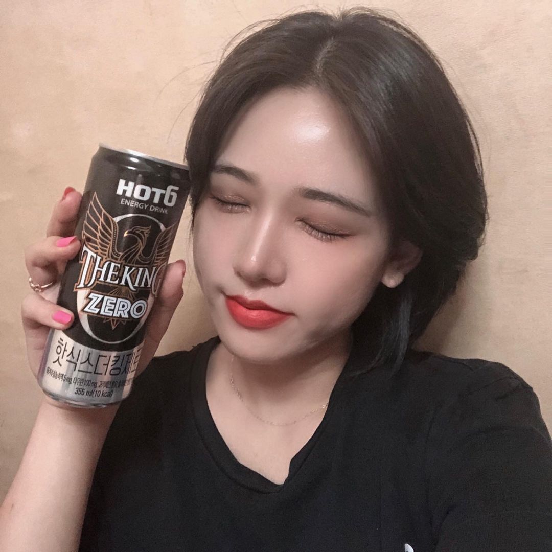 재영🇰🇷☕️📖🎤🎥 on Instagram: “✔️ 👉 핫식스더킹제로 👉 🔟kcal 👉 설탕❌ 👉 타우린100mg/카페인100mg #광고 #협찬 #제품제공 #핫식스어나더레벨 #공부할땐핫식스 #핫식스챌린지”