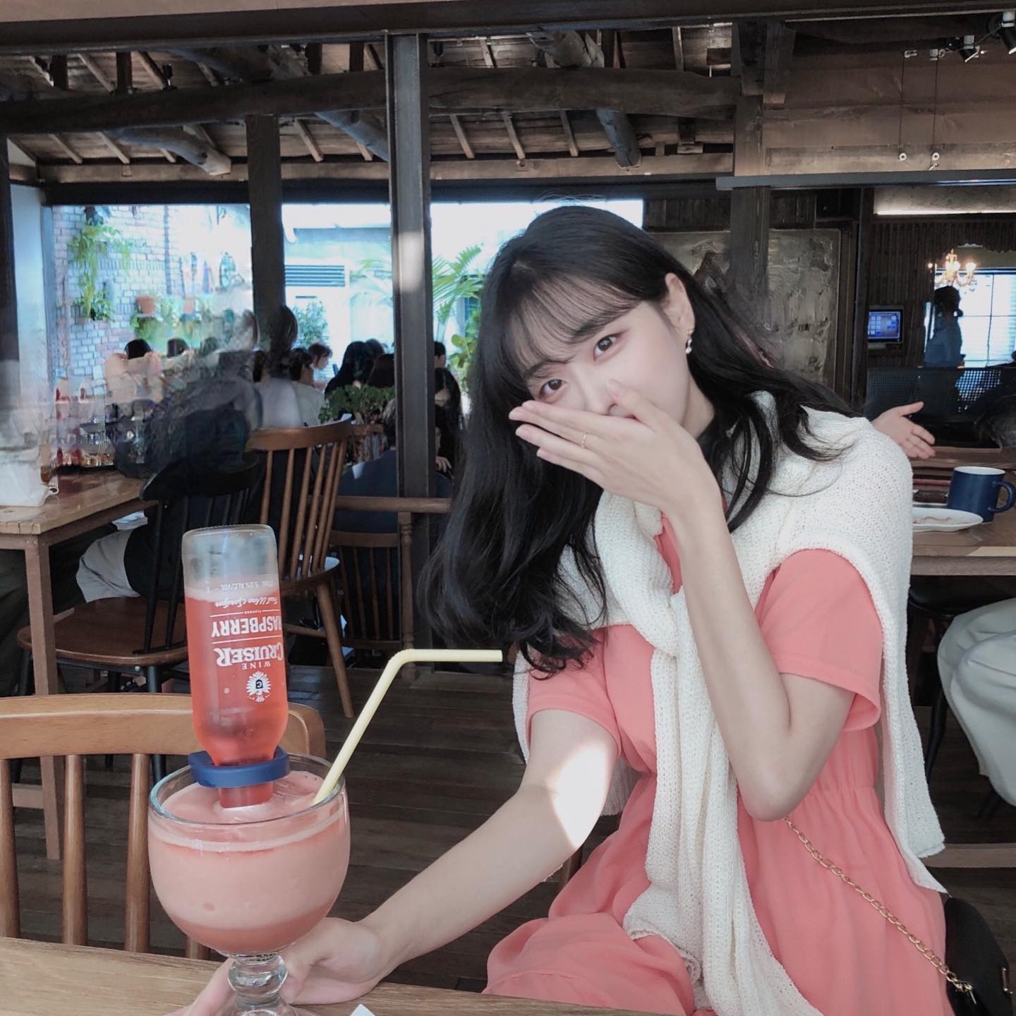 문래동 예쁜 곳 천지다🌷
베르데 외관부터 실내 공간마다 예뻐서 사진 너무 찍었다🤳 
사진 엄청많았는데 다들 이번에도 사진 골라주셔서 정말 감사합니다🥰 이번에 이미 다 골라서 연락 못드린분들은 다음에 골라주시는걸로,, ෆ 
.
.
나 타코 너무 가고싶었던 곳이라 예약했는데, 친구 생일이라 케이크도 급하게 샀다,, 디저트랑 카페도 하는 곳이라 너무 다행이다,, 생일 축하해🥳
타코 너무 맛있었고, 디저트도 예뻐서 너무 만족🎂
나 알콜 저거 먹고 살짝 얼굴 빨개져서 옷이랑 술이랑 얼굴이랑 색이 똑같았다,,,🧡
공간 나눠져있던데 나중에 일찍 가서 브런치랑 아아 마셔야지💐
.
#베르데커피
#베르데브런치앤펍
#문래동술집
#문래술집
#문래동펍
#문래동칵테일
#문래동데이트
#문래창작촌맛집
#문래동맛집
#문래맛집
#문래동카페
#문래카페
#문래동브런치
#신도림브런치
#목동브런치
#먹스타그램 #카페 #카페스타그램 #술스타그램 #like #좋아요 #좋아요반사 #선팔하면맞팔 #선팔맞팔 #fff #l4l #셀카 #예카 #영등포 #강남 
verde__coffee
verde_brunch_pub