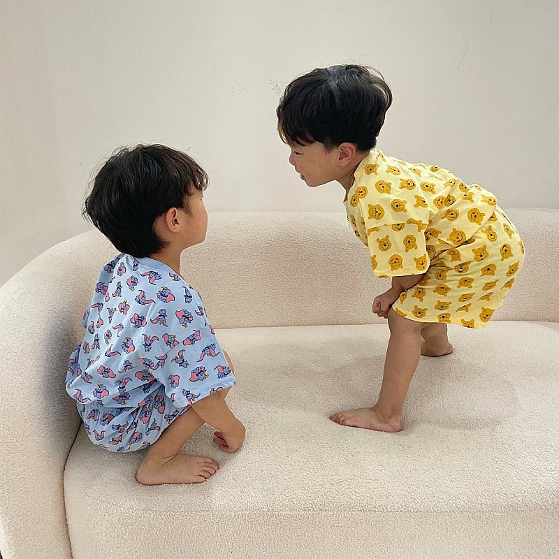한번도 안입은 아이는 있어도 , 한번만 입은 아이는 없다며

우리 아이들이 더욱 더 좋아하는 우리만의 홈웨어에요.

​패밀리사이즈 라인으로 나온 제품이라 

어린 아이들부터 주니어라인 언니오빠형아 누나들 !

​그리고 엄마,아빠,함미,하바지,삼촌,이모 모두모두 함께 즐겨요 :)

장점이 너무너무 많은 우리들의 홈웨어 !

집안에서는 물론 외출복으로도 손색없는 의류 입니다.

지금부터 더운여름 , 선선한 가을까지 자주자주 입혀주세요 :)

❤️ 더 많은 상품은 프로필 링크 GO !!
 댓글 , DM 주세요