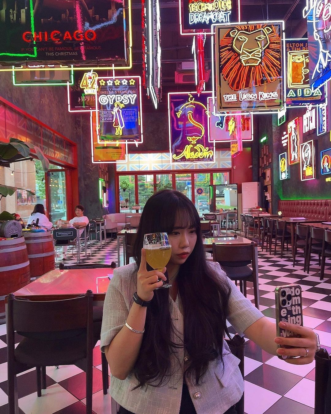 𝑀𝒾𝓃𝓃𝒶 on Instagram: “아트몬스터가 수원에도 있다!!! 인계동에 있는 아트몬스터를 방문했어용 수제맥주인데 여기서 린데만드뻬슈레제 맥주 꼭드세요 아주 그냥 아이스티 먹는거 마