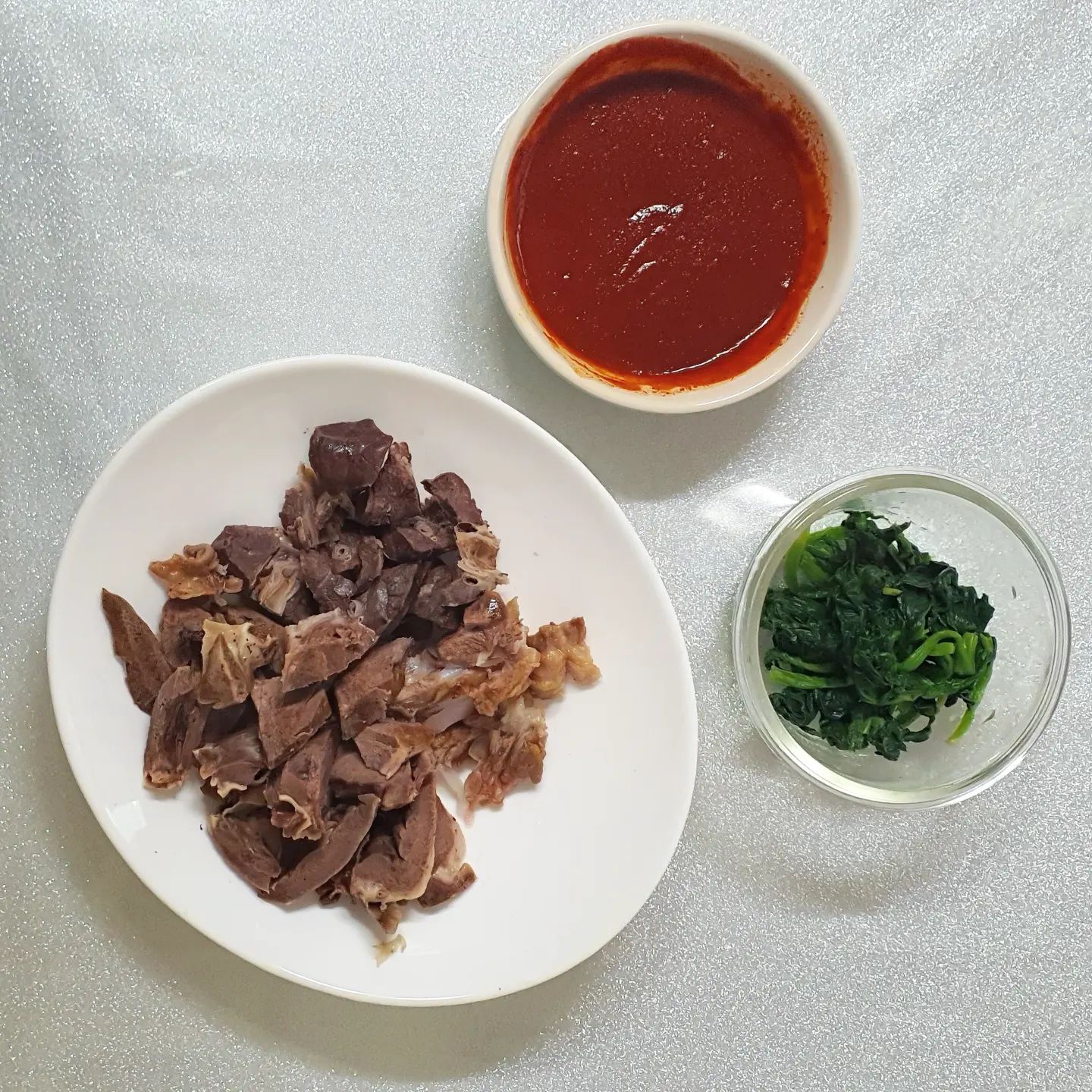 요즘 빠진 조합
순대 내장+떡볶이 양념

❤️‍🔥떡볶이양념:
고추장 1큰술
고운 고춧가루 1큰술
물 반컵
스테비아 1큰술
액젓 ⅓큰술
카레가루 두꼬집
연두 쪼르륵
때려넣고 잘 섞어서 전자렌지 1분 끝🤍

시금치는 예전에 손질, 데쳐서 얼려놓은거 조물조물 무쳐서 뚝딱~~
연두 쪼르륵에 참기름 한큰술 넣으면 바로 파는 그맛🤤