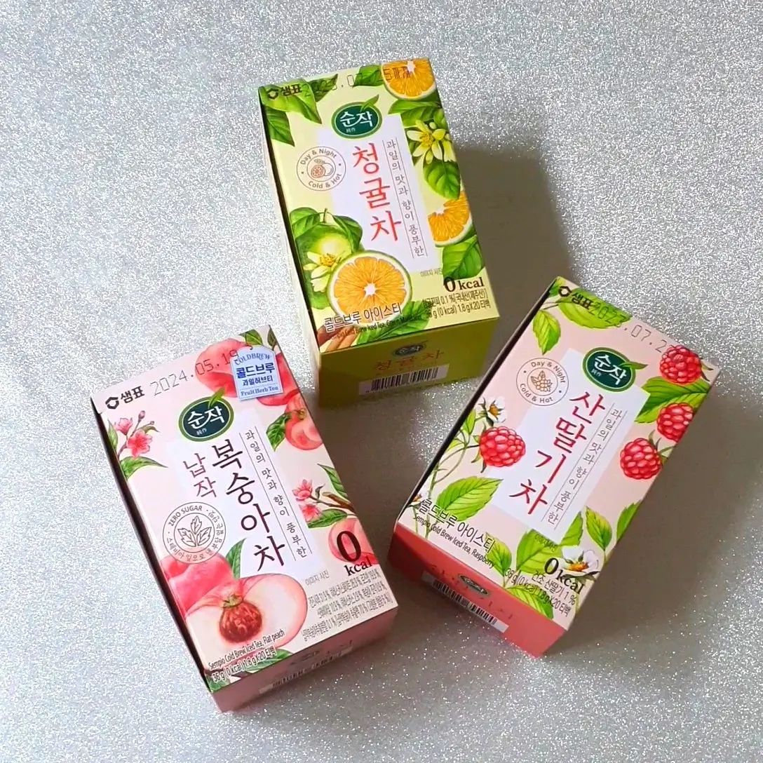 #순작 #0칼로리 #콜드브루 #납작복숭아차 #제품제공 후기❤️

감사하게도 샘표 순작 콜드브루 아이스티 제품 체험단에 당첨이 되어 신제품인 납작복숭아차를 비롯해 청귤차, 산딸기차를 맛보았어요😆
납작복숭아, 산딸기, 청귤차 자체가 시중에 흔치않은 맛이라 더 눈길이 갔어요🤍

영양성분과 원재료명!! 사실 티백제품은 거의 0kcal에 가깝죠잉~~
그런데 순작이 특별한 이유는!! 티백이지만 달콤한 맛과 향이 제대로 나기 때문인 것 같아요💝

제로칼로리가 이렇게 달콤하기 있기 없기.....?!
원재료보면 스테비아 잎이 들어있던데 이거덕인지~~ 분말형 스테비아설탕보다 훨씬 자연스럽고 깔끔한 단맛이었어용

❤️납작봉숭아차 with 탄산수

TMI지만 여행취향이 아주 동남아파라 유럽국가, 서양은 관심이 그닥 없었어요..
근데 유럽 가고싶은 단 한가지 이유가 바로 납작봉숭아.. 저 맛이 궁금하더라구요ㅋㅋㅋ이렇게 체험해보네요😳😂😂

납작복숭아는 특히 단맛이 도드라졌던 것 같아요. 달콤한 복숭아 맛인데 인공적인 향이 아니라 정말 자연스러운 맛과 향이였어요!! 새콤한 맛도 은은하게 받쳐줘서 물리지도 않고 넘 굿굿🍹
​
진짜 신기했던건 찬물에도 엄청 잘우러난다는거..!! 콜드브루 아이스티는 처음인데 진짜 신기했어요ㅋㅋㅋㅋ 얼음물에 그냥 티백 넣었는데 잘 우러나더라구요😆
귀찮아서 뜨신물에 우린다음에 찬물넣고 얼음띄우고 그런 번잡스러운 짓(?)못하는데 이제품... 아주... 최고네요..💝

💚청귤차 with 탄산수
청귤차는 단맛은 상대적으로 덜하게 느껴졌고, 향긋한 맛이 났어요ㅎㅎㅎ
부담없이 깔끔하게 단맛이라 마찬가지로 너무 좋았어요ㅎㅎ

청귤차인데 신맛은 잘 안났고, 과일의 향긋한 느낌을 제대로 구현했네요😉

❤️산딸기차
색깔이 넘 예쁜거 아닌가요🥰 홈카페할때도 정말 좋을 것 같아요!

색이 선명하게 우러나길래 색소든거 아냐?!하고 세모눈 뜨고ㅋㅋㅋ 원재료명 봤는데, 히비스커스가 들어있네요😚
자연이 오히려 더 과감한 색을 쓴다더니ㅎㅎ 색이 너무 예뻐서 홈카페할 기분 제대로날듯해용!!

​

회사에서 열받을때마다 달달한거 막 땡겼는데ㅋㅋㅋㅋ 
얼음물에도 잘 우러나서 얼음동동 냉수에 티백 넣어놓고, 좀 기다렸다 벌컥벌컥 마시면 화가 쑥 내려가요ㅋㅋ😂
콜드브루 아이스티.. 여름에 최고입니당🍹🤍❤️