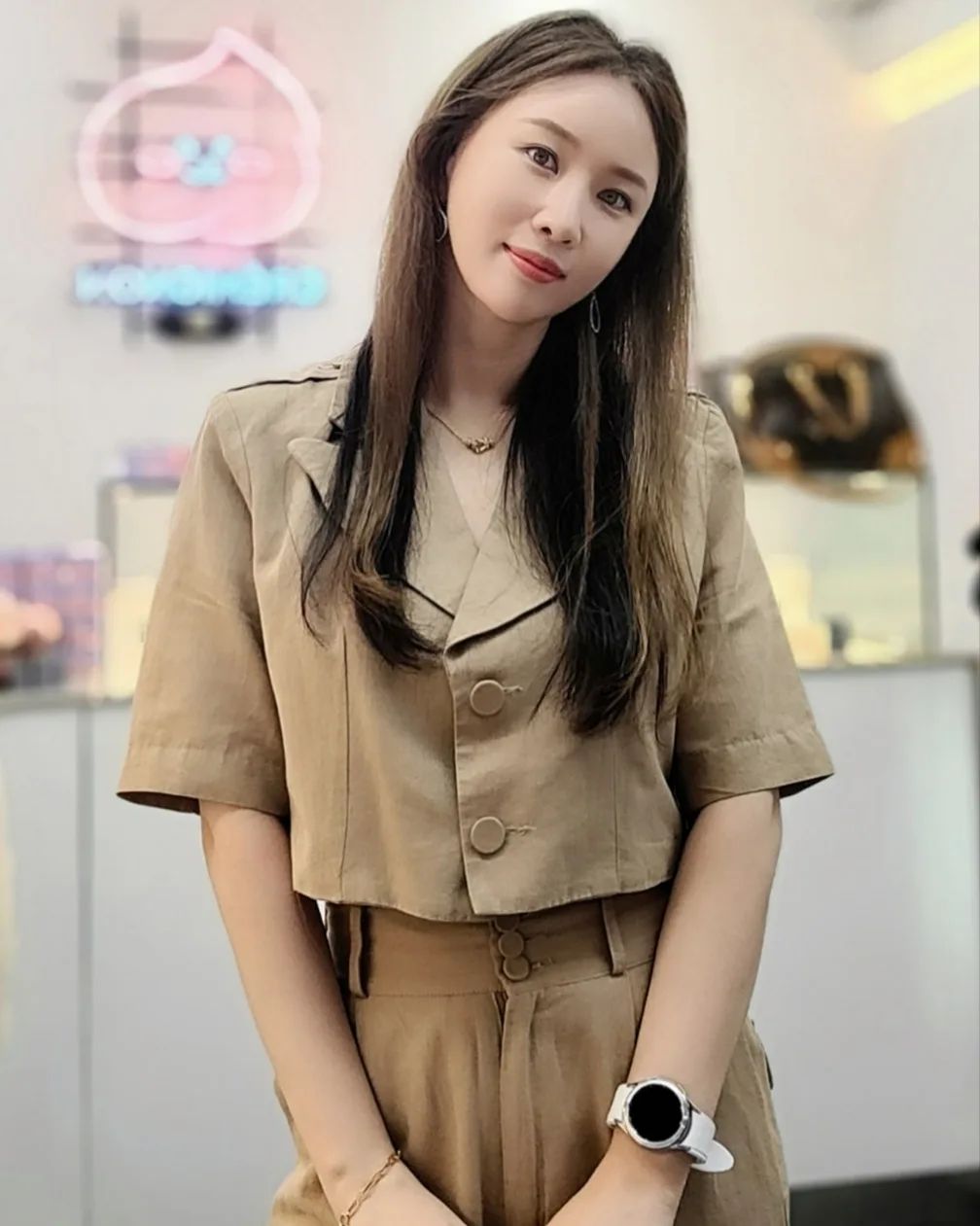 고민되는 일이 많기도 하고 바람도 쐴 겸 홍대 크래미뇽 왔네요.💝
사업 같이 하는 친구이기도 해서 몇 년전부터 인연이 된 크래미뇽 마카롱. 🥧
맛있는건 기본이고 오랜만에 사업 얘기도 하면서 걱정들 털어놓고 가네요🤣
힐링되는 마카롱 ! 

✍️데일 카네기 자기관리론 중에서 2
✔돈 걱정에서 자유로워지는 법
✔자신의 소비 습관을 기록해라.
✔필요에 맞게 예산을 작성해라.
✔수입이 오를 때 두통을 늘게 하지 마라.
✔재정 상태를 개선할 수 없더라도 어쩔 수 없는 일에 원망하지 말라.
✔내일의 걱정은 하지 마라. 

#크래미뇽 #홍대 #돈걱정 #습관 #수입 #자기계발 #원망 #자유로워지는법 #카네기 
#자기관리론