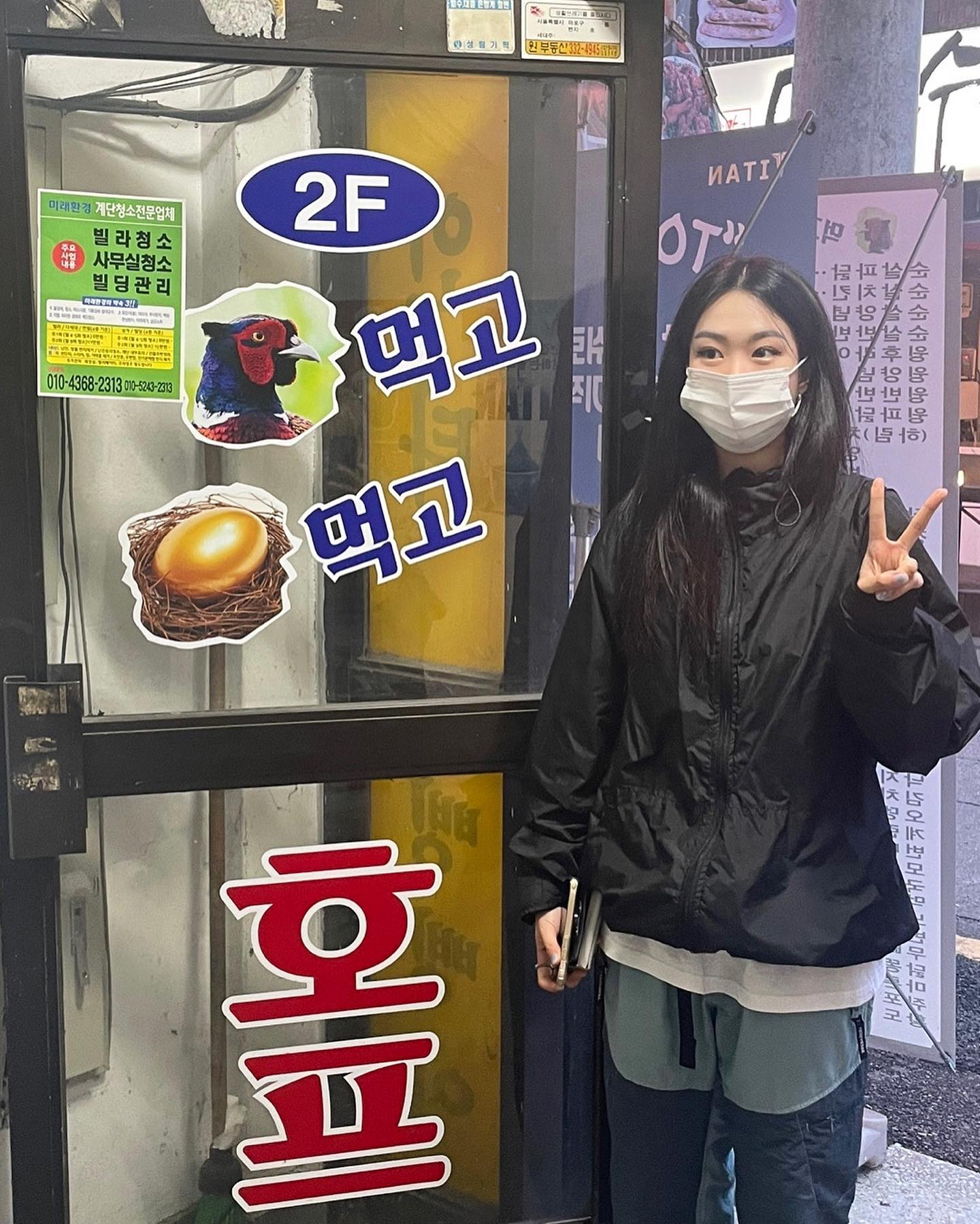 꿩알호프집 .. 기대 잔뜩 안고 갔지만 하필 휴무였고.. P들은 살짝 실망했지만 망원 김치삼겹살집 보고 또 좋다고 달려감 박수진 이름으로 웨이팅 건거임