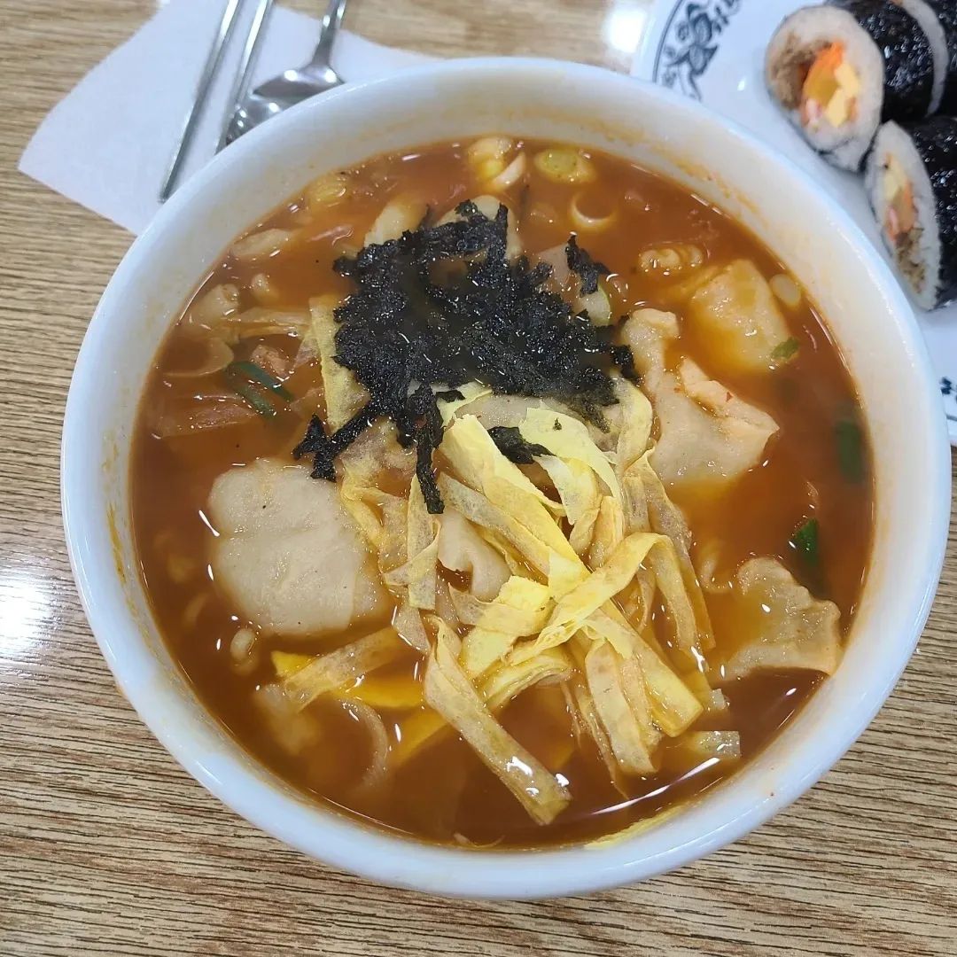 🔱장원김밥🔱

라면과 수제비의 조합은 그냥 지나칠 수 없죠? 무조건 먹어야 합니다!😆

🎈라제비 5,500원

주문하면 바로 조리해주세요. 두툼한 수제비에 김가루, 계란지단, 김치가 들어가 있었어요. 김치가 들어가 국물은 시원하고 수제비는 쫄깃해 맛있었어요.

🎈장원김밥 3,500원

다진 소고기, 우엉, 오이, 당근 등 속재료가 알차게 들어가 있어 식감이 좋았어요. 밥은 조금 덜 들어가면 더 좋을 것 같아요.

🪧 서울 서초구 서초대로77길 31
☎️ 02-3481-9261
⏰️ 매일 08:00 - 21:00
매달 1번째 일요일 정기 휴무
.
.
.
#김밥 #소고기김밥 #강남역 #강남김밥 #장원김밥 #라면 #수제비 #라제비 #강남맛집 #먹스타 #맛스타 #맛집스타그램 #맛집탐방 #서울맛집 #선팔 #맞팔 #선팔맞팔 #선팔하면맞팔가요 #소통 #댓글 #좋반 #환영🙌 #일상 #서울 #혼밥