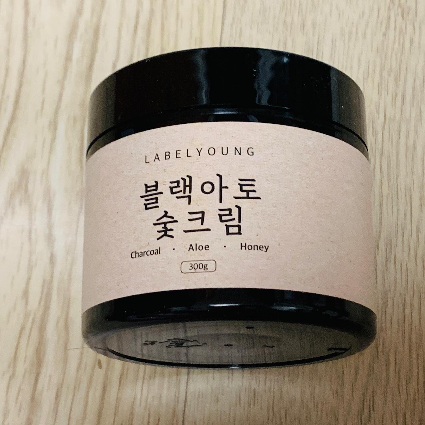 ♣️ 라벨영 블랙아토 숯크림
샤워하고 나면 아무래도 뺏기는 수분!
우리몸에 보충보충

라벨영 블랙아토 숯크림은
수분 공급으로 유명한 숯을 
무려 50.000ppm 이나 담았다구해요😻

속건조에도 완전 좋구
대용량인 300g이라서 완전 낙낙해요
꾸덕꾸덕한 재형이구요~
바디크림으로 요즘 완전 잘 쓰고 있어요!

여름에도 비 오고 해서 수분 잘 관리해야한다는거!
숯템 블랙아토 숯크림과 함께 바디 지켜요~*

#광고 #협찬 #라벨영 #쇼킹블랙아토숯크림 #피부건조증 #보습크림 #바디크림 #아토피크림 #피부보습제 #건조한피부 #보습바디로션