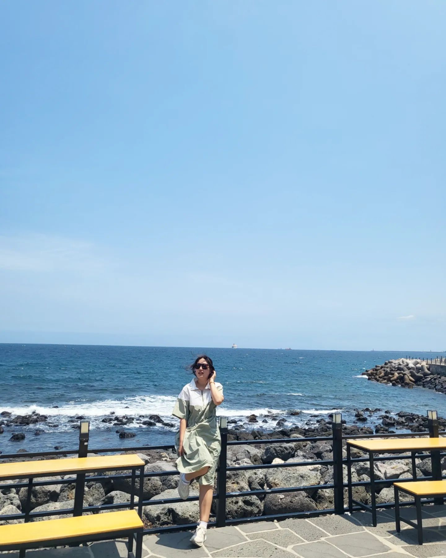🏝
제주공항 근처 바다뷰 너무 예쁜 카페 발견했어요!!
루프탑도 있고 맛있는 빵이랑 케익 가득💜
근데 제주바람 역시.. 무섭군요🤣

🎈위치정보
#듀포레 
주소:제주 제주시 서해안로 579

#제주도카페 #제주도카페투어
#제주도 #제주도여행 #제주여행