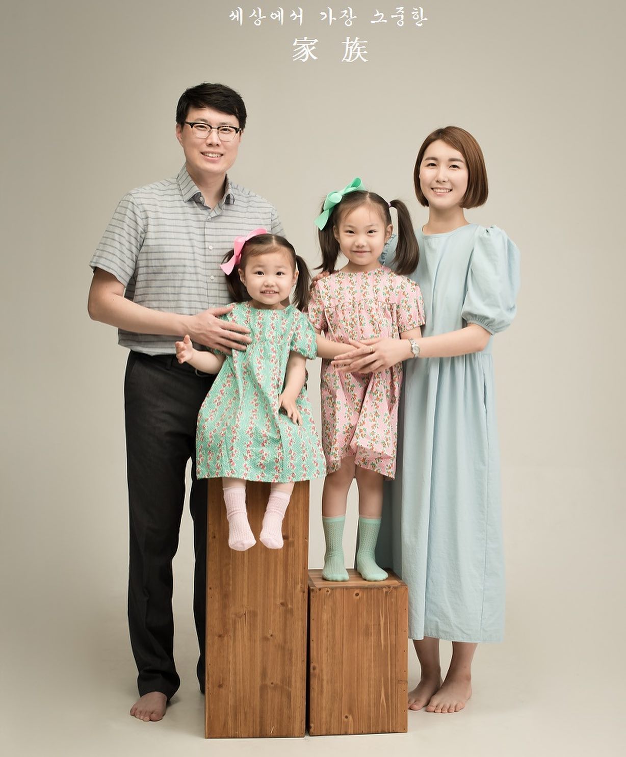 매년 결기에 찍어 보자고 했지만

정말 쉽지 않았던 🥹

액자 메인컷부터 비하인드컷까지 

넷이 다 잘나오기 쉽지 않은데 
우리모두 너무 잘나와서 대만족🫶🏻스럽

#성가정🙏🏻#결기7주년❤️ 
#2022라하자매네👨‍👩‍👧‍👧가족사진
#오늘더행복하기로해
