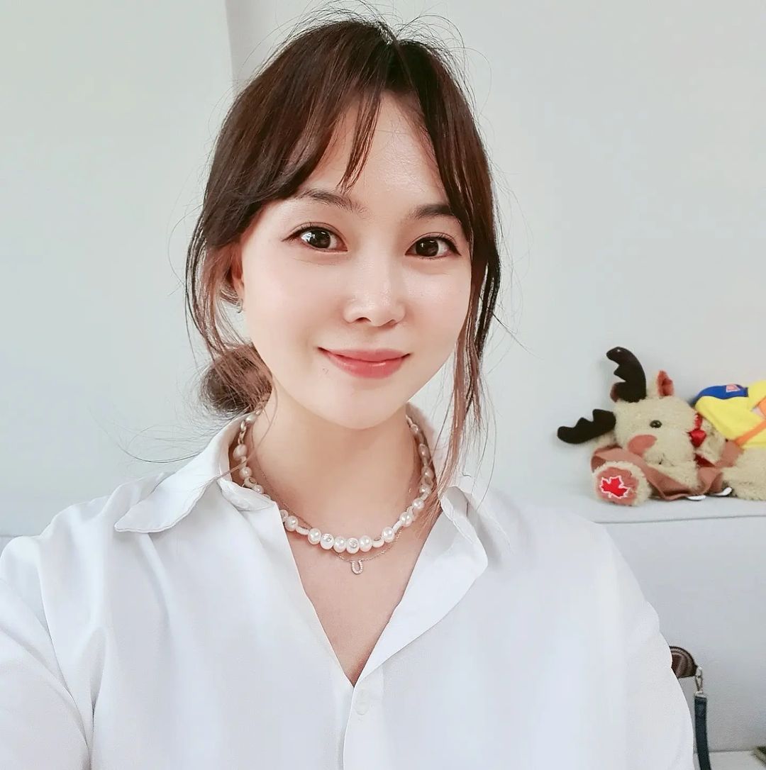 쪼은영💕 on Instagram: “#믹스베리 실버925 스마일 진주목걸이 자랑 좀 할게요🙂 핵진주 버전 구매했는데 주변에서 은은한 광택 진짜 예쁘다고 하네요. 스마일 포인트도 귀엽다며 어디에서