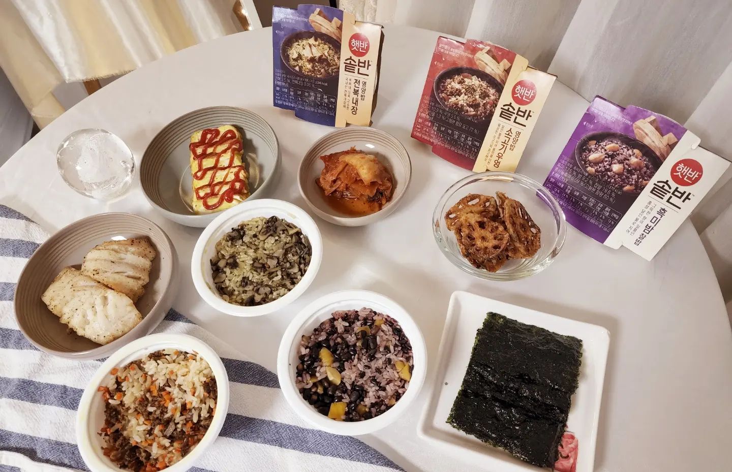 #광고 #햇반솥반

집에서 #솥밥 한번 지으려면 재료 준비부터 큰일이고 한 시간은 약불에 솥을 올려놔야 하다 보니 시간도 오래 걸리는데…
햇반의 야심찬 신제품 햇반솥반과 함께라면 전자레인지 2분 조리로 언제든 갓 지은 솥밥의 맛을 느낄 수 있다!
솥밥 지을 때와 비슷한 온도와 압력을 구현한 진공가압기술로 만들어서 그런지 진심 고슬고슬하고 맛있는데다 식감까지 그대로 살아있는 거 실화임?!
먼저 전복내장영양밥, 전복이랑 소라가 진짜 제대로 들어있는 즉석밥은 진심 처음 보는 듯한데 전복내장까지 들어있어서인지 깊은맛 완전 제대로!
아이들 아침으로 챙겨 주기에도 넘 좋은 소고기우엉영양밥!
소고기도 듬뿍인데 당근이랑 우엉까지 들어있고 밥물은 표고버섯 달인 물이라 풍미 작렬!
딸램들의 바쁜 아침 들기름 살짝 김가루 살짝 넣고 주먹밥 만들어 주기에도 완전 굿!
고소한 밤이랑 약콩을 흑미찰밥에 담아 홍삼 달인 물로 지은 흑미밤찰밥
풍미도 넘넘 좋고 흑미에 약콩과 밤까지 영양가 만점이라는 거 안 비밀😍😍😍!

바쁜 일상 중에도 맛있게 건강하게 한 끼 식사를 챙기고 싶을 때..
여행 가서도 맛있는 한 끼를 먹고 싶을 때 이번에 나온 햇반솥반 완전 강추!👏👏👏
광고 영상 보면 완전 잼남 솥솥솥ㅋㅋ

먹어보면 더 맛있어서 한 숟갈 떠드리고픈데… 그럴 수 없어서 진심 강추 먼저!!
햇반솥반이 궁금하시다면 CJ더마켓 홈페이지 꼭꼭 확인하시길! 
햇반솥반 맛나당!👍👍👍👍👍

#햇반 #솥반 #신제품 #전복내장영양밥 #소고기우엉영양밥 #흑미밤찰밥 #진공가압기술 #솥밥 #원물 #솥밥레시피 #솥밥맛집 #신제품추천 #자취생 #자취식단 #건강식