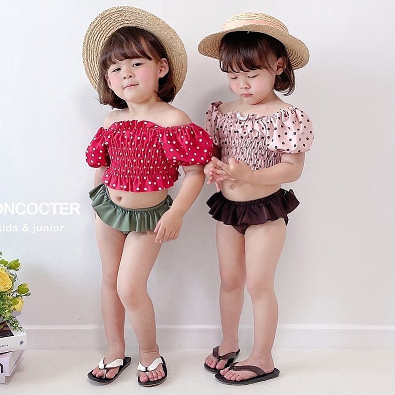 배 뽈록 아가일때 더 귀엽게 입을수 
있는 비키니 소개해드릴게요! 💕👙

​

귀여운 프릴같은 레이스 상의와

러블리한 프릴이 달린 수영팬츠

한땀한땀 스모킹작업, 어깨 퍼프까지

정성스럽게 만들었어요~ 

❤️ 더 많은 상품은 프로필 링크 GO !!
 댓글 , DM 주세요