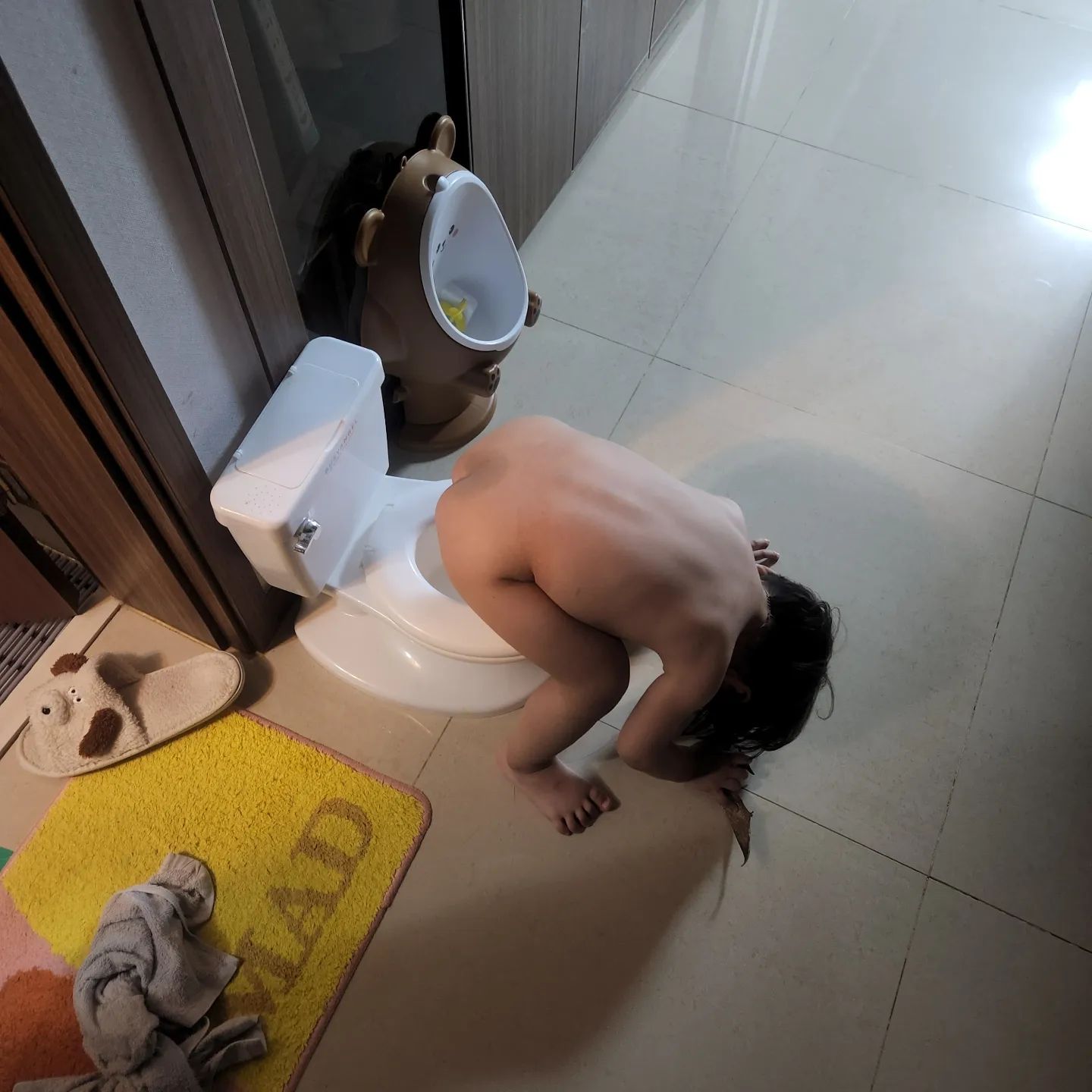 ㆍ
ㆍ
변기에 앉는거싫ㅇㅓ하는 아기ㅡ.ㅡ..
근데 또 변기통에는 
엉덩이 들고..싸야됨..
어쩌란거야?🥲
다른변기사야되는 부분임..?