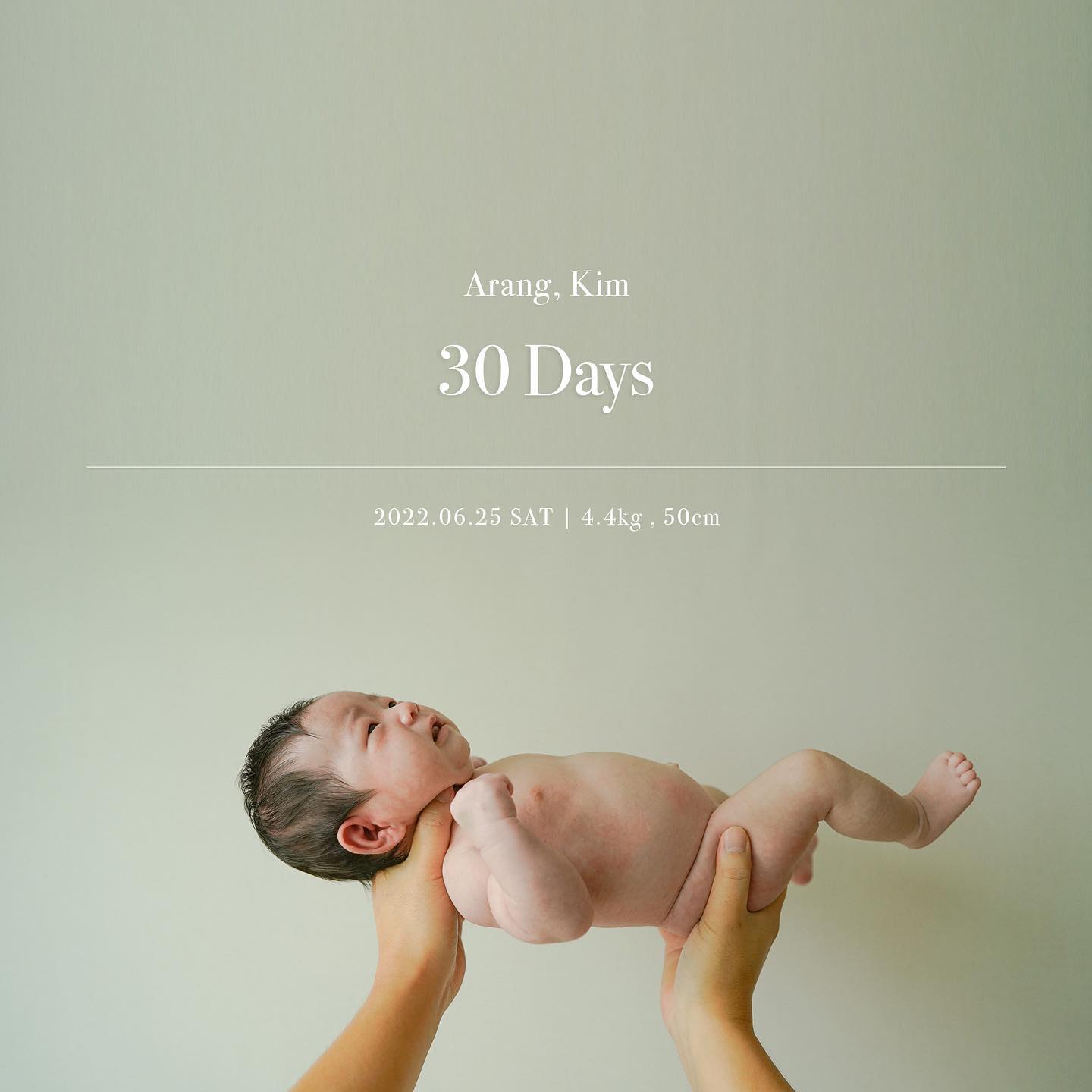 :
아랑이 30일기념 엄마아빠랑 사진찍기놀이📸

아랑이는 귀찮고 엄빠만 신났던,,,

2.9kg으로 태어나 잘 먹고 잘 싸서 벌써 4.4kg 돌파! 
벌써 무거워서 사진 찍으려고 들다가 손목나갈뻔,,,

앞으로도 건강하게만 자라주라 🤍

#생후30일 #신생아졸업 #인생30일차 #사랑해🤍