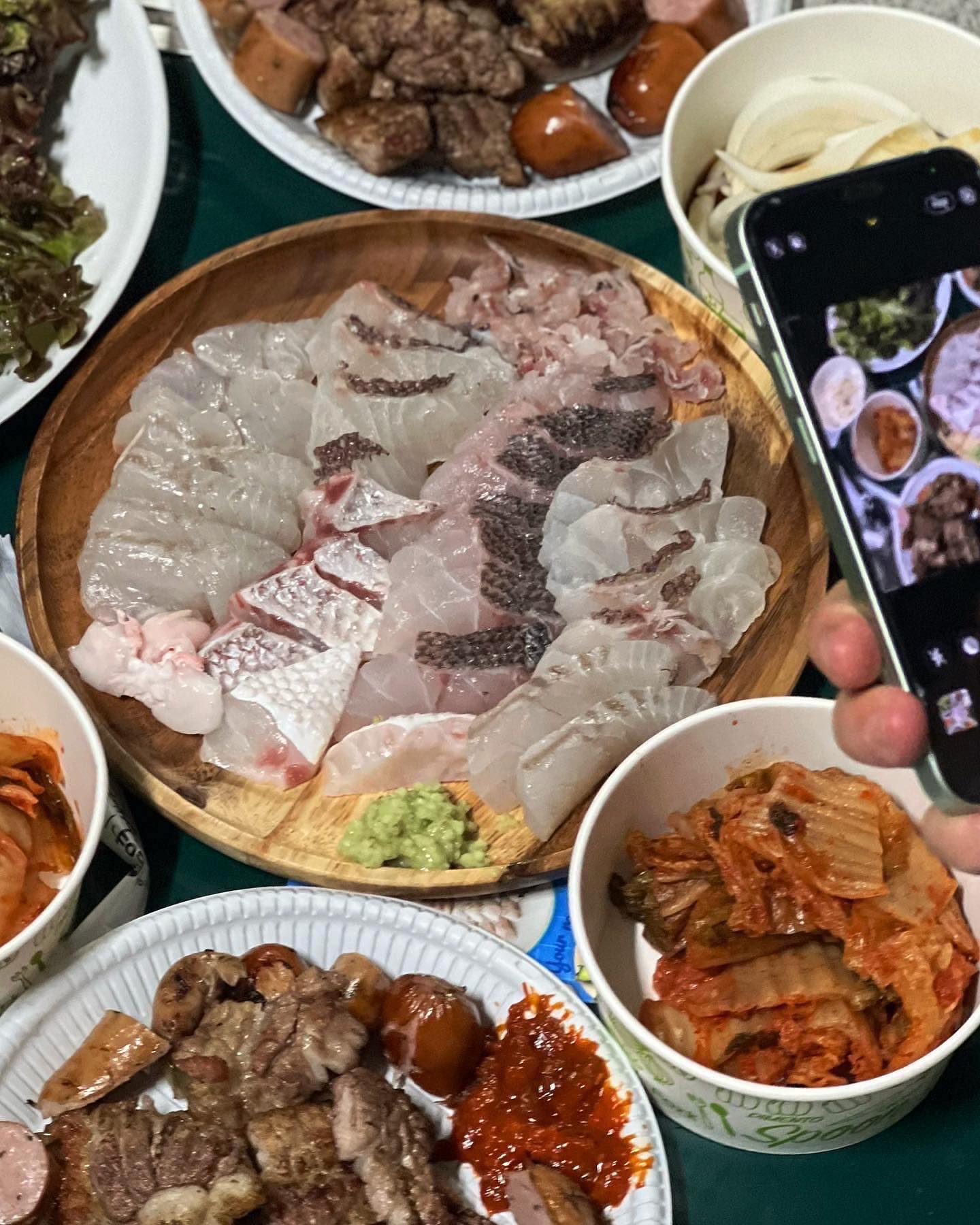 #협찬 #오늘회제공 🐠

캠핑에도 역시 오늘회 💗 onul_hoi 
하루 세번(낮, 저녁, 밤) 당일 배송으로
신선하게 회를 맛볼 수 있어요 😆

제가 이번에 캠핑에 챙겨간 회는
여름제철모둠회로 민어, 농어, 참돔으로
구성되어있어요 🤭

여름아니면 맛보기 힘든 제철 횟감 민어,
고소하고 감칠맛이 느껴지는 3kg이상의 농어,
뜨거운 물에 살짝 데쳐 쫄깃하고 고소한 참돔까지 ✨

종류도 다양하고 양도 꽤 많아서
고기랑도 생각보다 너무 잘 어울리더라고요
오늘회 덕분에 캠핑 상차림이 푸짐해졌어요
항상 고마워요 오늘회 ❤️🔥

-
#여름제철모둠회 #오늘회 #오늘드림 #초신선마켓 #꿀조합 #우리집이회맛집 #모둠회 #회 #캠핑 #캠핑요리 #캠핑요리메뉴