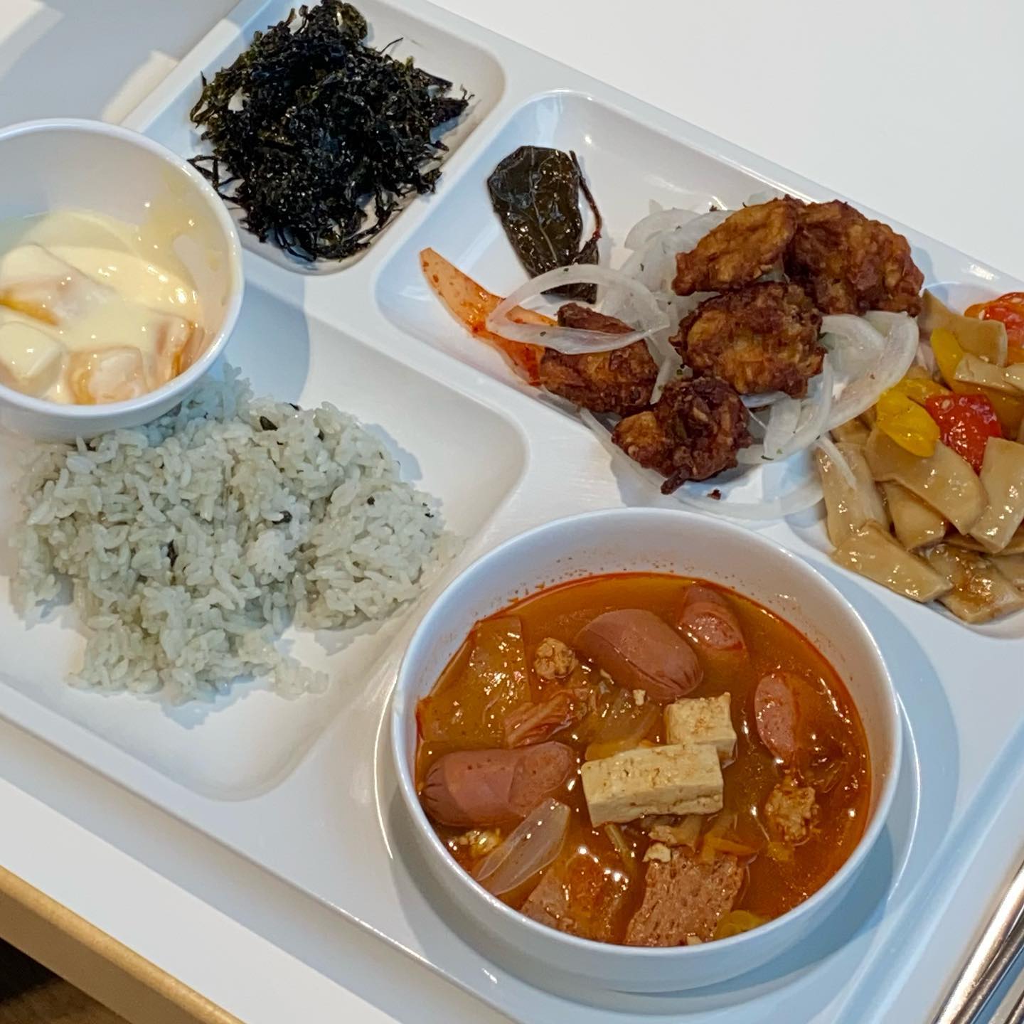 #아라_식단
다이어트중이지만 너무 잘 먹는 점심모음🤓🐷
하지만 회사 구식 너무 맛있는걸🥹