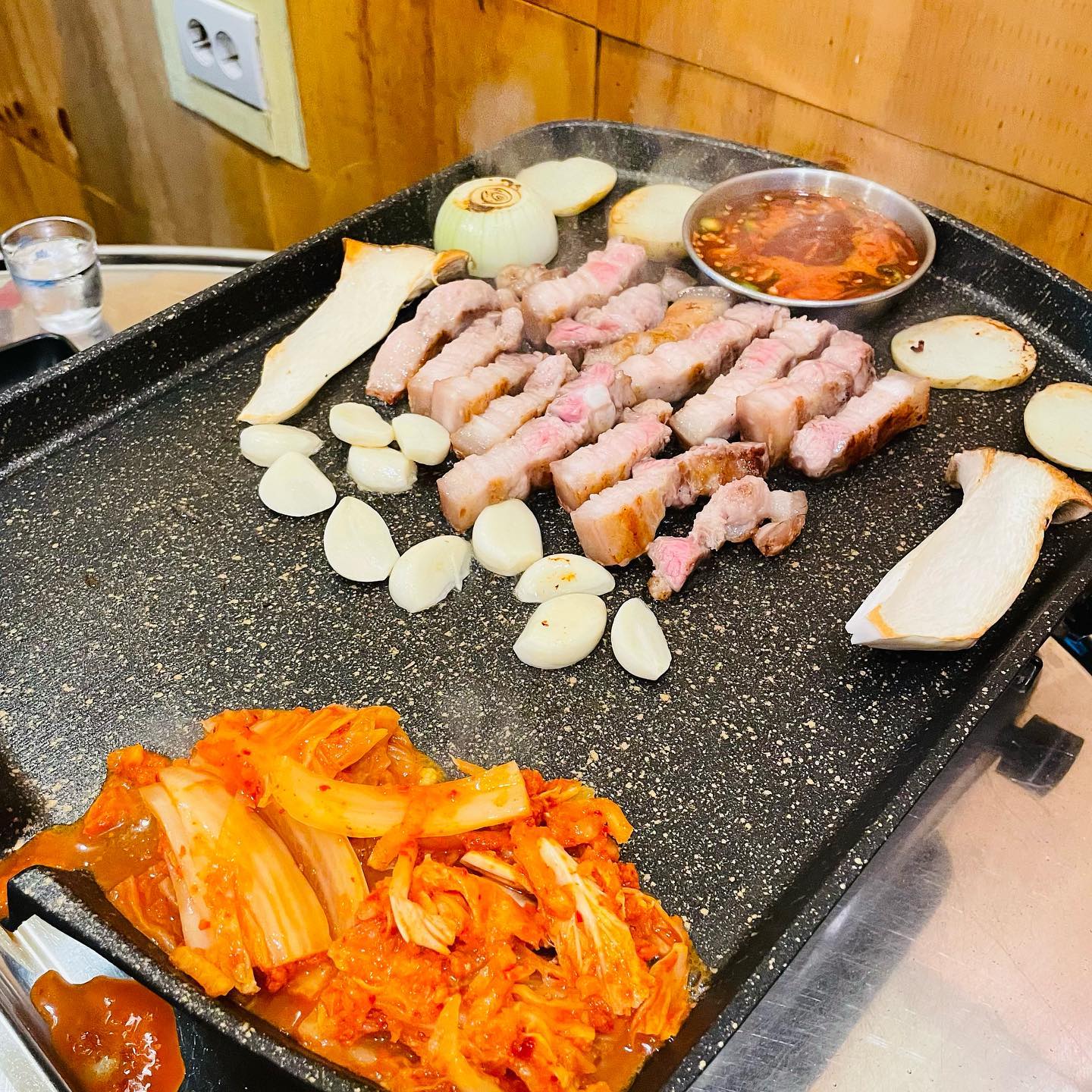 #안산

🛖 경기 안산시 상록구 안산대학로 96

#굼터 #상록수 #오겹살 #갈매기살 #열무냉면

#먹스타그램 #먹팔 #일상 #먹방 #먹방로드

사장님이 엄청 친절한 고기집!!
고기도 구워주시고 고기 부위마다 어떻게 먹어야하는지도 알려주셔서 최고의 고기맛을 느낄 수 있습니다!😆
저만의 고기맛집!! 강추🙆🏻‍♂️😎