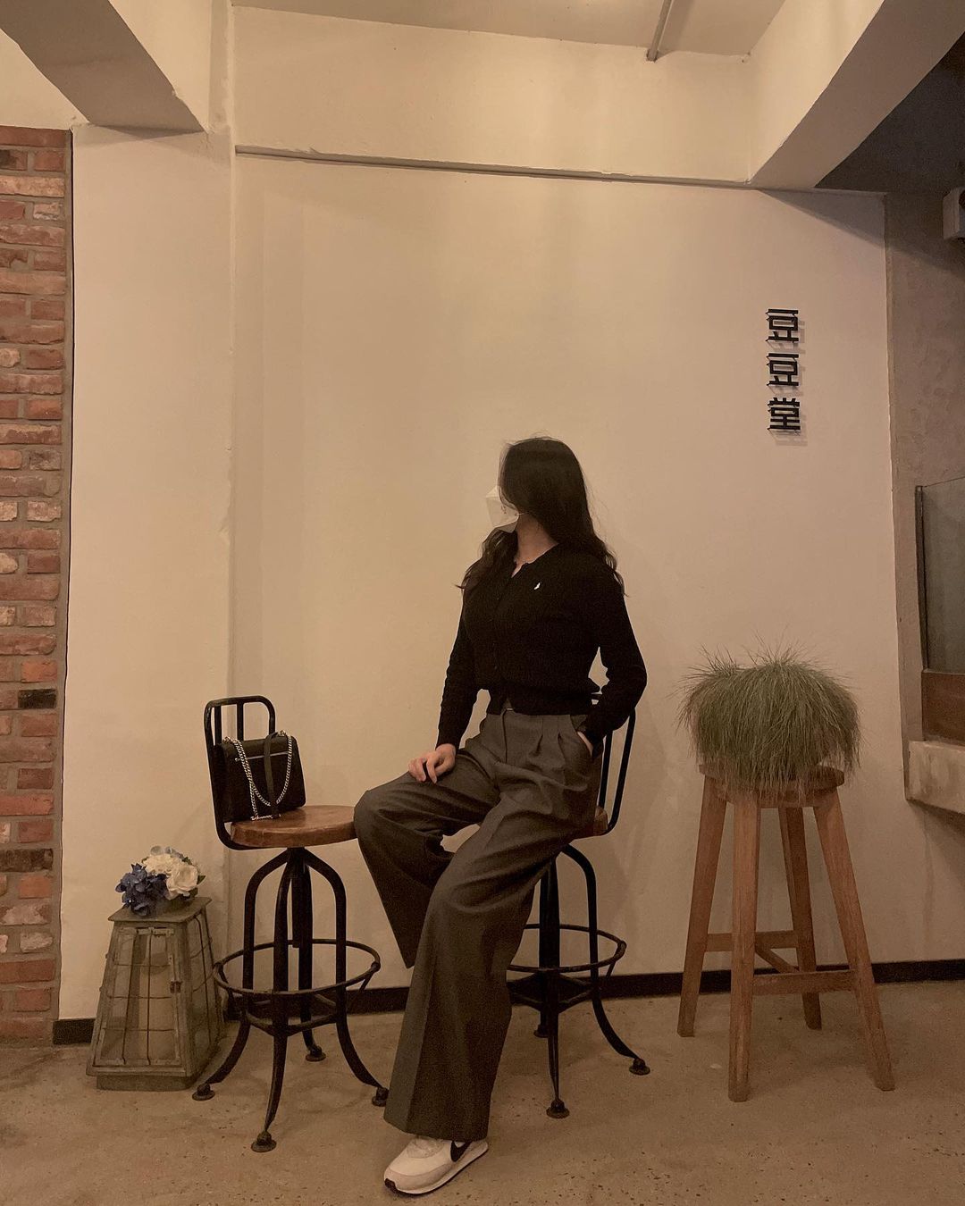규리 on Instagram: “따뜻해지는 날씨, 반가워😊 . . . . . . 바지 > #에이블리뷰어 #원로그 #에이블리 #상품제공 #아델핀턱슬랙스”