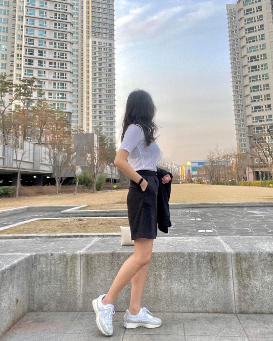 규리 on Instagram: “아직 춥자나나ㅏ나 날씨 왜 변덕부려!!!!! 리뷰사진 찍느라 날씨따위 무시하는 열쩡🌟 세상 민망😬 . . . . . . . . . 바지>#에이블리뷰어 #커먼유니크 #에이블리 #상품제공 #