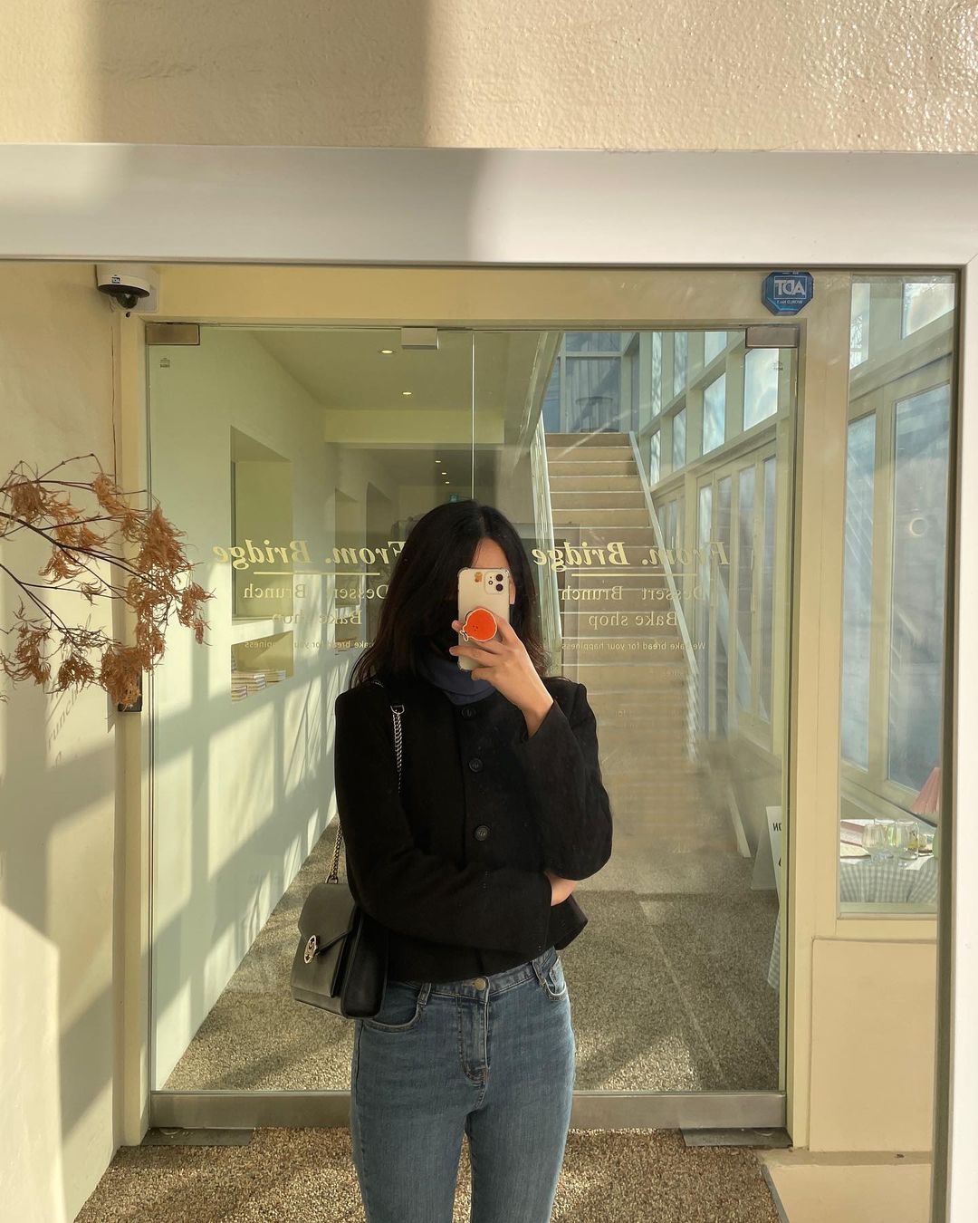 규리’s Instagram post: “봄이 오는 중🌼 . . . . . 자켓 > #에이블리뷰어 #가내스라 #에이블리 #상품제공 #나이브노카라자켓”
