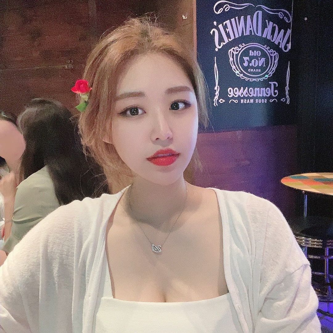 NARI on Instagram: “#광고 #협찬 입술이 빨간 이유는 #한잔애 의 매운 직화 닭목살구이를 먹었기 때문이다,,,✨ 한마리에 딱 한점 나오는 특수부위인만큼 쫄깃쫄깃한 식감에 직화로 맛을내 매콤
