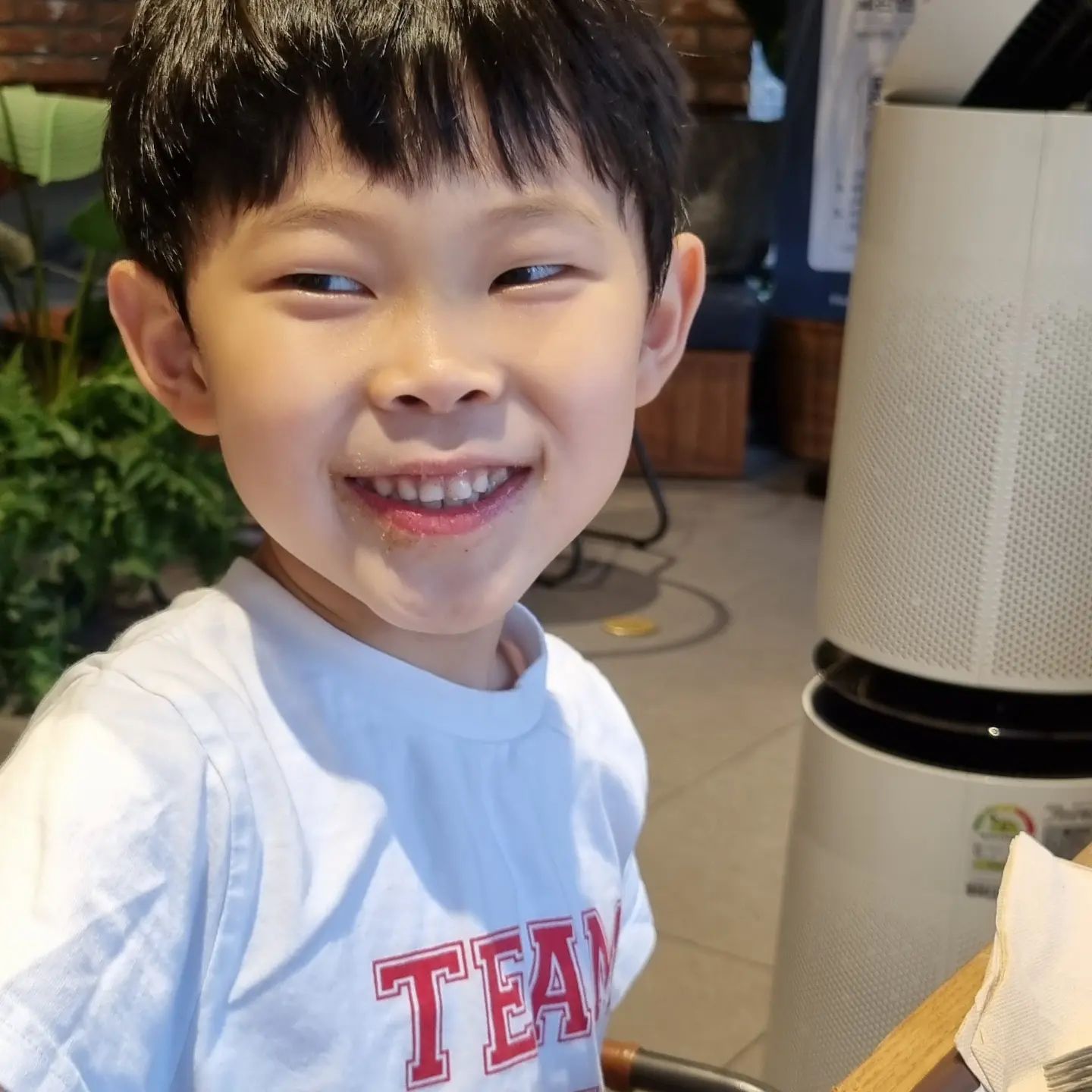 둘째랑데이트 "엄마 우리 둘이 있으니깐 너무 좋지?" 
장난 많고 고집 쎄고 컨트롤하기 버거운 아이지만 엄마에게 사랑표현 많이 해주는 내 사람.
누가 뭐라고 해도 내 사랑 둘째.
에너지 적은 엄마는 에너지 넘치는 너가 부담되는건 팩트. Hahaha. . .
#빵집 #아들과함께 #아들스타그램 #아들과데이트