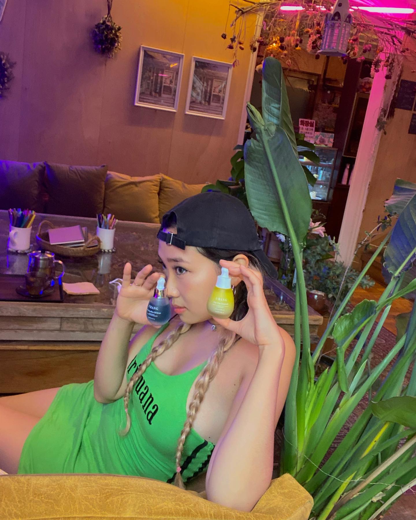ʕ¨̮ʔ 까아~~~꿩 💚🌱☘️🌿🍃🌵🐲 

#협찬 urangnatural 

나처럼 #주근깨 #기미 #잡티 많은 읜간들 이거 써랑 ~~~~~ 🫠

.
.
.
.

#브라이트닝블루오일세럼
𖤐 모공을 막지않는 식물성 영국 녹차씨오일
𖤐 멜라닌형성 억제 
𖤐 저먼카모마일에서나오는 천연 블루컬러

#유자비타앰플
𖤐 유기농 유자워터 84.83%🍊
𖤐 레몬의 비타민C가 3배
𖤐 천연비타민 C,B,헤스페르딘으로 생기보습

자연유래성분들만 90%이상인 '유랑' 화장품

#천연화장품 #유기농화장품 #URANG #여름스킨케어 #기미잡티제거 #잡티앰플 #천연비타민앰플 #비타민앰플