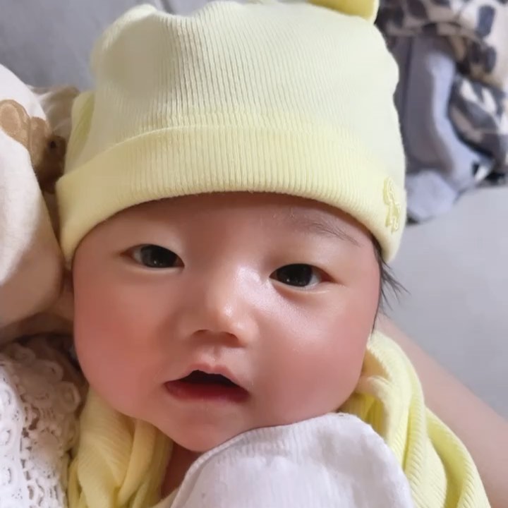 🐯삐약삐약 병아리🐯
.
세상에 나온지 한달도 안된 이서는 벌써 신생아 옷이 꽉 껴서 하나도 못 입히고 패스했다..🫠
분유 젖꼭지도 한참 전에 ss에서 s로 넘어갔고 분유는 110-130을 먹는다(어제 새벽엔 150😂)
이서를 보고있음 뭔가 신생아 맞는데 벌써 큰것같은 느낌이 자꾸만 든다😶😶😶
매번 무럭무럭 자라달라고 해서 인지 정말 생각 이상으로 하루하루 달라지는 모습을 보여주는 이서를 최대한 담아두려 매일 사진을 찍고 동영상을 찍고 있다👶🏻💗💗
나중에 이서가 나랑 소통이 될 정도로 크면 사진이랑 동영상을 하나하나 보면서 놀아야지👉🏻👈🏻😊😊
오늘도 너무 이쁘다 내 공듀🙈💕