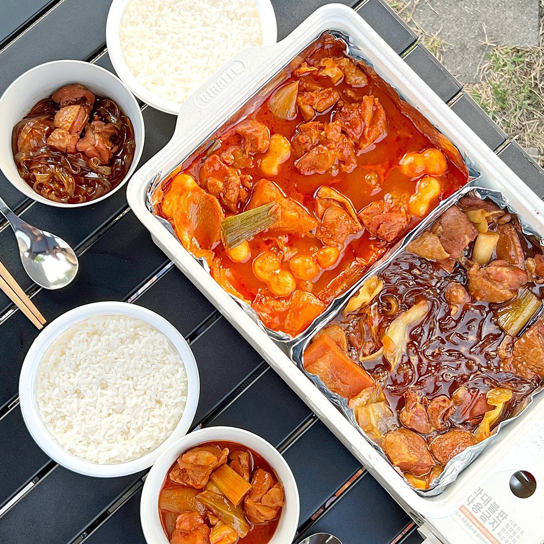 #협찬

요즘같이 더운 날 캠핑장에서도
간편하게 뚝딱 완성해서 맛있게 즐길 수 있는 
밀킷메이트 순살찜닭밀키트 3종❤

안동식간장찜닭, 전라도식닭볶음탕, 매콤로제찜닭
3종구성으로 자연해동후 전자레인지나 냄비에 4분이면 완성!

안동식간장찜닭은 단짠단짠 감칠맛 나는 간장소스에
당면이 들어있는데 불릴 필요 없어서 편해요 완벽!
전라도식닭볶음탕은 조랭이떡과 감자가 가득 들어있어
걸쭉하고 매콤한 국물이 술을 술술 부르는 맛이었어요
매콤로제찜닭은 매콤함으로 느끼함을 잡아서 더 JMT

야채랑 부재료도 풍성하게 들어있어서 추가재료 필요 없고
닭고기는 잡내 없이 야들야들 너무 맛있었어요

1.5인분으로 혼자서도 넉넉하게 먹을만한 양에
냉동실에 쟁여두고 집에서 먹기에도 좋아서
자취러 혼밥러들에게도 강추👍🏻

#밀킷메이트 #캠핑요리 #캠핑밀키트 #캠핑스타그램 #홈쿡 #집밥 #밀키트추천 #찜닭밀키트 #🏕