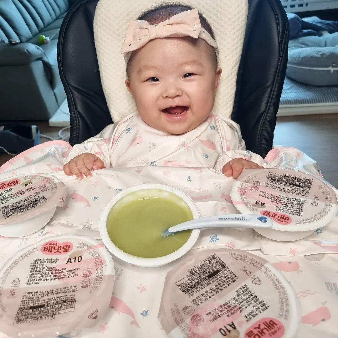 Sophia Jaehee Lee’s Instagram post: “인생182일차👶 이제 이유식 없으면 안될정도로 너무 잘먹어서 예쁜 우리공쥬💛 생각했던것보다 너무 잘 먹어줘서 고맙더라고여 예린이는 단호박미음을 젤
