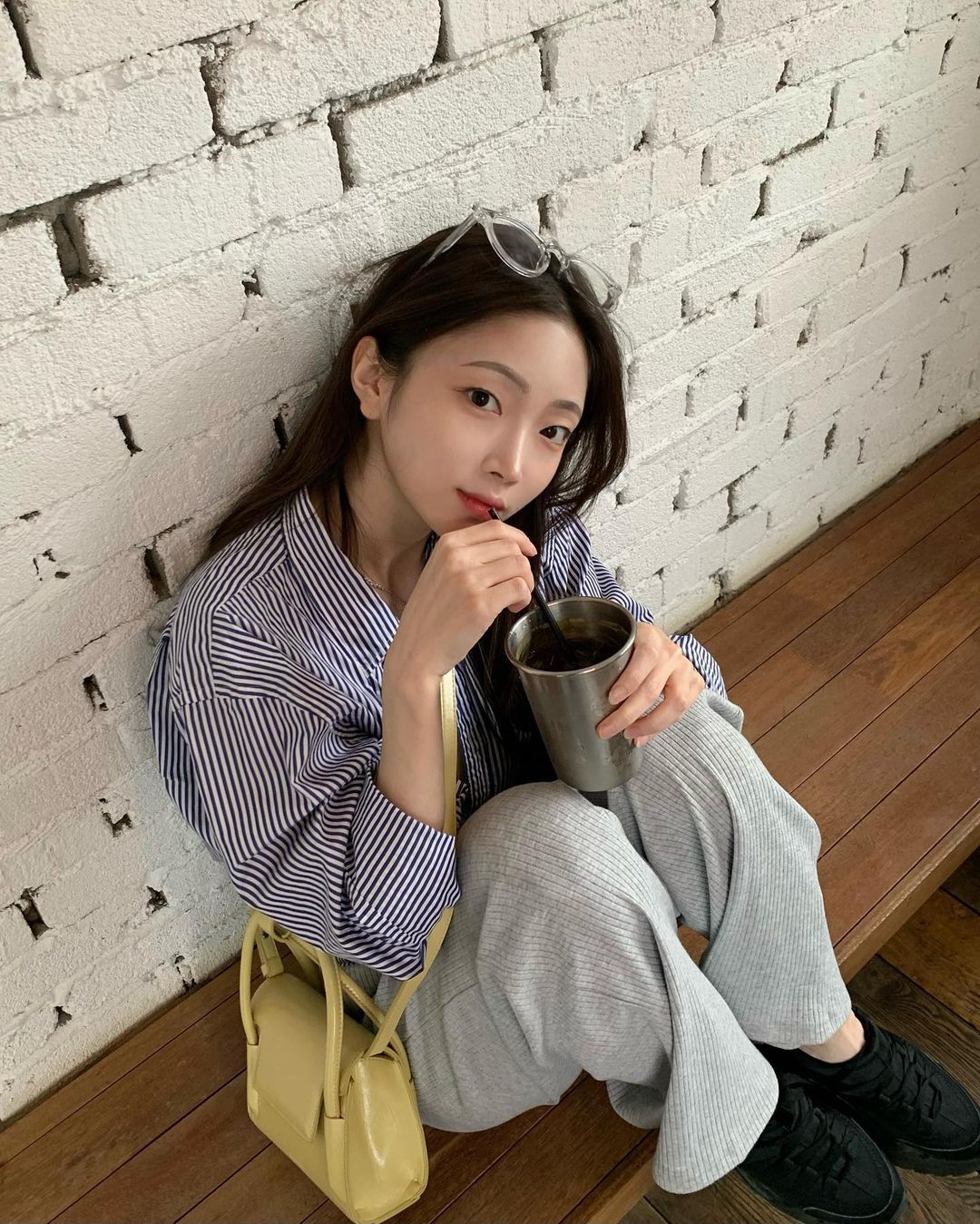 정빈 on Instagram: “쓴고 안쓴고 ~ ?🤓 나도 이쁜 투명 뿔테 있다 ! S7ILUVU 블루라이트 차단 뿔테 끼고 내 눈 절대 지켜~~~~🔌…”