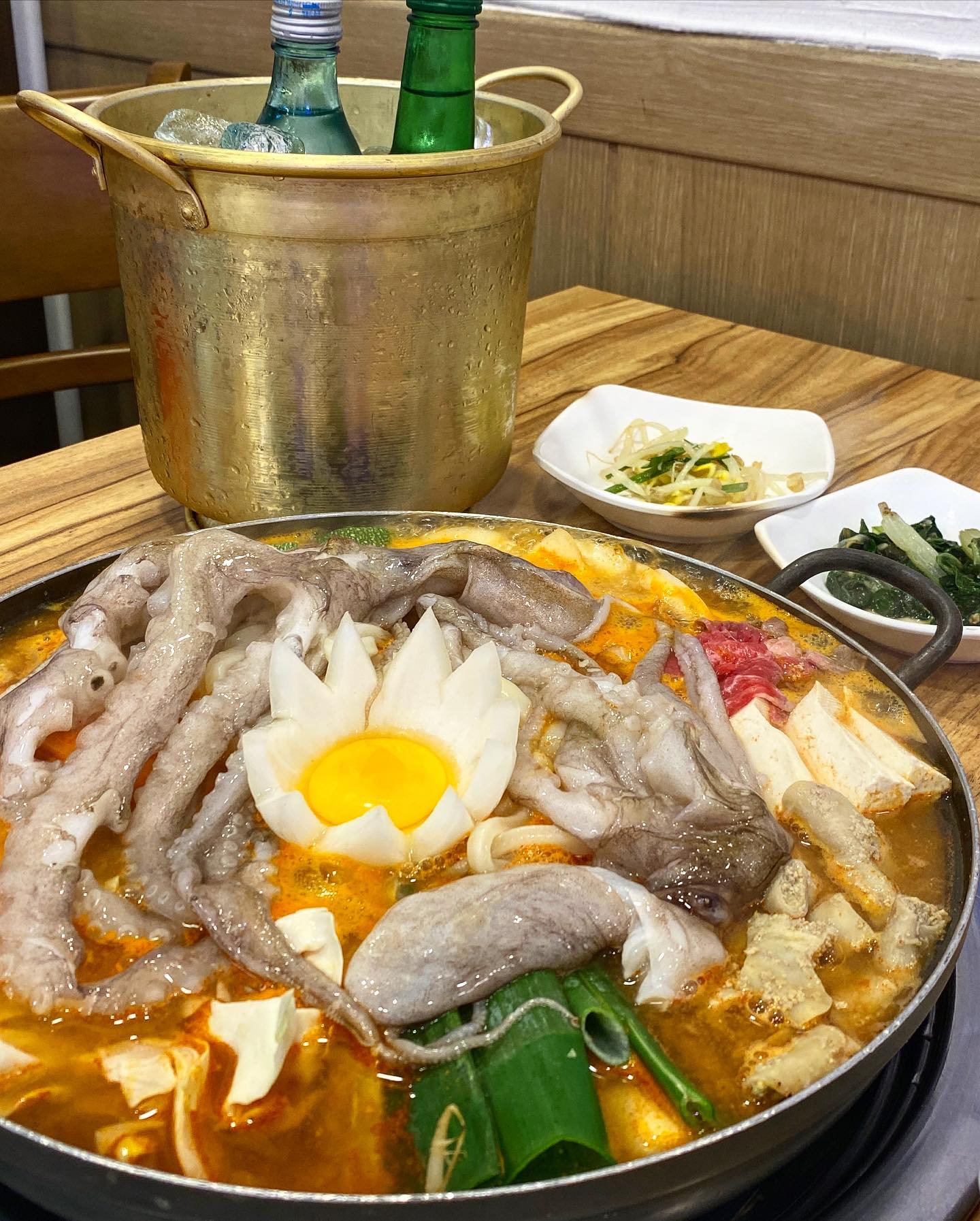 [일번지육개장] #소또먹_반포
소주를 얼음 바스켓에 담아주시는데 만취하지 않고 배길 수 있나요🥲

낙곱전골에는 큼직한 낙지 두마리에 소고기, 소곱창, 우동사리, 각종 야채 등등 푸짐한 재료들이 알차게 들어있어서 술안주로도, 식사로도 최고👍
단골손님들로 북적북적 시끌벅적하니 소주 술술 들어가는 분위기와 맛

#일번지육개장 #반포맛집 #반포술집 #고터맛집 #고터술집 #고속터미널맛집 #고속터미널술집 #곱창전골맛집 #곱창전골 #낙곱전골