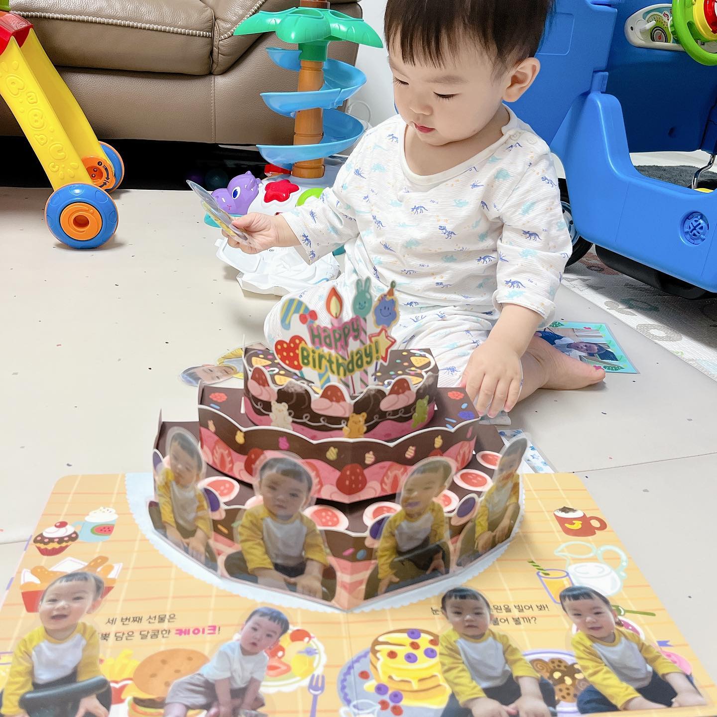 얼집에서 정성스레 준비해주신 생일파티🎂🎊🎉

선물 팝업그림책은 엄마맘에 너무 들고요
다들 어찌 그렇게 금손이신지❣️

울보 결이도 생일축하 노래에 맞춰 흔들흔들 했다니
사랑받고 있구나 결이😊