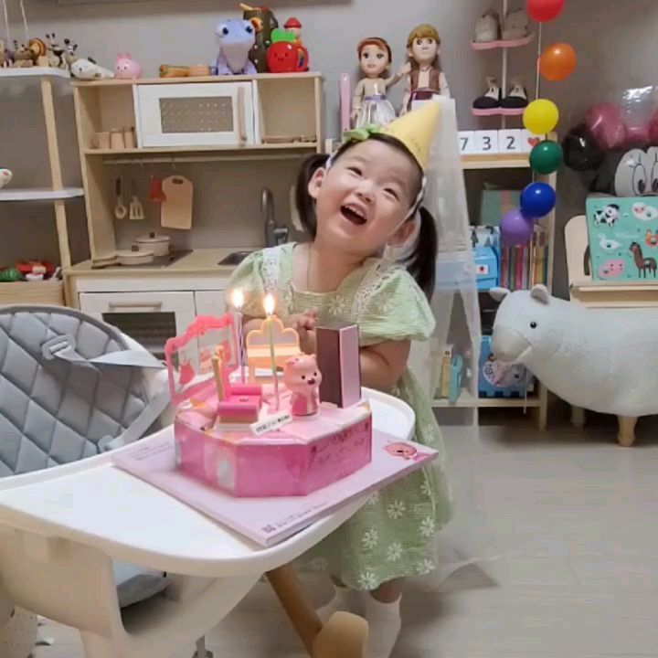 #1년전오늘 #뚜니의세번째생일

오늘은 🙆뚜니의
세번째 🎂생일이 되는 날이에요

내내 엄청난 바람과 비가 오던 날씨가
아침부터 🌞해가 쨍쨍하게 비추는데
뚜니를 낳고, 맞이한 여름이 생각 났어요

예정일 전날까지 🤰내진 1도 기미 없다고 했는데
예정일 오후, 이슬이 비친줄도 모른 저는

밤새 진통 다 하고..(초산이라 버티는게 답인줄😢)
급격히 진통 단위가 3분대가 되어서 병원에 갔더니

양수감염으로 상태가 나빴고
뚜니는 심장박동도 잡히지 않는 상태였어요

제가 산소호흡기를 달고도 숨을 못쉬어서
간호사 선생님이 정신차리라고 저를 막
때리던게 생각나네요..

👩‍⚕️"엄마! 정신차려요 애기도 숨 못쉬어!"

열이 39도가 넘는 상황에서
온몸에 경련이 일어나 하반신 마취하고
양 팔에 사람이 매달려 붙잡힌 상태로
수술하여 뚜니를 낳았는데

👨‍⚕️조금만 버티면, 편하게 해 줄게요
아기 얼굴 볼때까지 조금만 버텨요!

하셨던 선생님 말씀이 아직도 귀에 생생..

시간이 지나 든 생각인데,
아무래도.. 저도 뚜니도 위험한 상태로
혹시 모르는 상황이 생길 수 있으니

전신마취 안하고 힘들게 하반신만 마취해서
아기 얼굴이라도 보여주려고 하셨던 것 같아요

여러 사람들이 매달린 내 몸뚱아리에
정신만 살아있는 그 상태에서
정말 너무너무 무서웠는데

뚜니 얼굴을 겨우 보고 기절..

전 감염된 상태여서 수술 부위도 안아물고
통증도 심해서 페인버스터 리필까지 받고도
진통제를 수시로 투여 받았는데

그래도 못견딜 통증에
벽에 머리찧으며 울고 그랬어요😭

그렇게 뚜니를 만나서🤱
엄마라는 이름으로 3년을 꽉 채우는 시간동안

몇번이고 창밖으로 뛰어내리고 싶기도 했고
정신차리지 않으면, 뚜니를 던질 수 있던
찰나의 순간들도 있었지만

뚜니를 위해, 버티고 이겨내고 보니
지금의 제가 되어 있더라구요

엄마의 이름으로 살면서
내 삶의 모든 부분이 바뀌었지만

엄마의 이름으로 매일 성장하면서
진짜 어른이 되어가고 있는 것 같아요💪

요즘, 일이 너무너무 바쁘고
스트레스도 너무 많아서 힘든데

그래도 열심히 할 수 있는 이유는
저는 🧒뚜니 👩‍💻엄마이기 때문이에요!

아직도 엄마라는 무게는 버겁고 힘들지만

그 엄마라는 이름이 갑옷처럼
저를 단단하게 강하게 만들어 주는 것 같아요

아직도 생생한, 3년전 그날인데
남편조차도 고생했다, 고마웠다 가 아니라
둘째는 안낳을거야? 라는 말에
어제 폭풍싸움 뒤 냉전의 상태인데요

모두 뚜니를 축하하는 날이지만,
저는 저한테도 얘기 해 주고 싶어요

아람아, 많이 힘들었지?

무너지는 마음으로도, 어려운 선택을 했던
너의 결정을 나는 존중하고 존경해

모든게 처음이라 서툴고 힘들었지만
끝까지 마음 놓지 않고 최선을 다해온 네가
이젠 정말 어엿한 엄마가 된 것 같아

정말 대단하다

앞으로 더 단단해지고 강해져서
뚜니에게 든든한 울타리가 되어주자
그 다짐을 마음에 새기며 살자

이제 세상 누구보다 절친한
너의 딸, 뚜니와 함께라면
앞으로도 넌 다 잘해낼 수 있을거야

정말 고생 많았어

그리고.. 뚜니야
부족한 나를 엄마로
성장시켜 주어서 고마워 ❤사랑해

#1년전_두돌 #남다른리듬감

#엄마딸이되줘서고마워
#내처음이자영원한사랑
#뚜니야사랑해