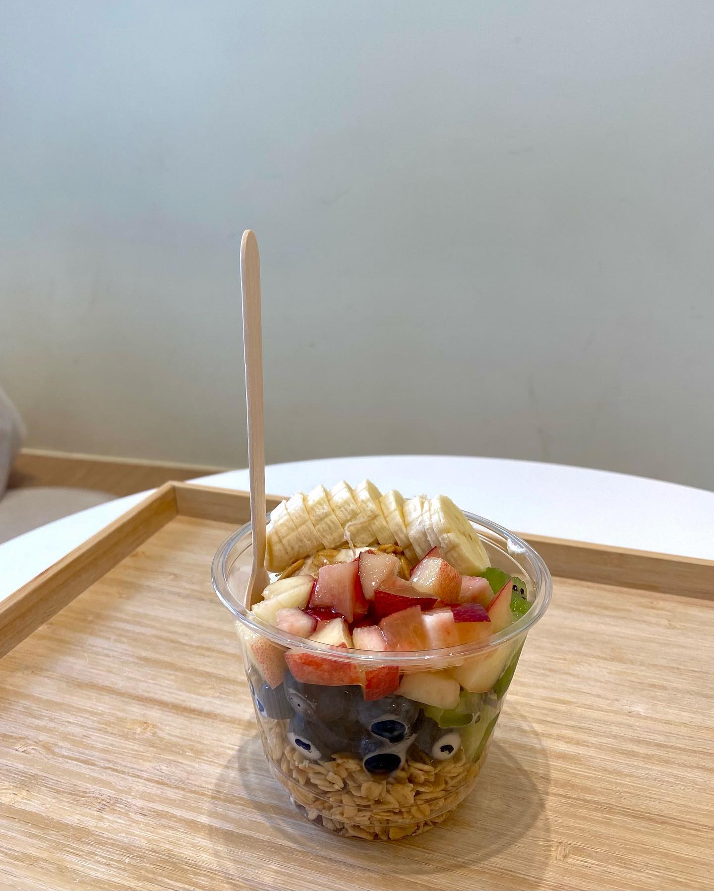 광명역 근처 그릭요거트맛집 데일리앤그릭🍓🥝🍌🫐🧡

광명에 갈일이 있어서
주변에 맛집을 하나 가봐야겠다고 생각해서
서치하다가 발견한곳이에여!

그릭요거트를 한번 맛보고 눈을떠서
광명에 있는 그릭요거트 맛집에 가봤어요✨

제가 먹어본건 판타스틱4였어요
다양한 과일들과, 꿀, 그래놀라 이렇게 구성이 되어있어요!🍯
추가토핑도 있어서 더 드시고 싶은것들은 추가해서 넣으시면 되는것 같더라고요

오늘의 과일에서 신비복숭아? 🍑그게 들어갔는데 너무 상큼하고 맛있더라구요ㅠ
진짜 최고의 조합이 아닌가 싶습니다
그릭요거트+복숭아+꿀🥹✨
이조합이면 계속 먹을수 있을꺼 같아요 
다른과일들도 신선해서 맛있었어욤🍓🥝🍌

주문할때는 요거트의 점도 50,100%, 사이즈선택r/l, 그래놀라 스윗/고소 이렇게 선택해서 주문해주시면 되용 

저는 점도 100, 그래놀라고소, 사이즈r로 주문했었어요 
제가 맛있게 먹기에는 r사이즈가 딱맞는거 같더라구요★
그래서 너무 맛있게 먹었답니당😋

테이크아웃 전문이라서 그런지 매장이 그렇게 크진않고 4테이블정도 있던거 같아요 그래도 잠깐 먹고 가기에는 딱인거 같아요💖

#광명맛집 #광명디저트맛집 #광명그릭요거트맛집 #그릭요거트맛집 #그릭요거트 #과일그릭요거트맛집 #광명카페추천 #서울카페추천 #맞팔해요 #맞팔환영 #선팔하면맞팔 #맞팔 #맞팔선팔 #그래놀라 #다이어트 #다이어트식단 #웰빙음식 #건강한맛 #그릭요거트추천 #데일리앤그릭 #광명데일리앤그릭 #광명가볼만한곳 #광명카페