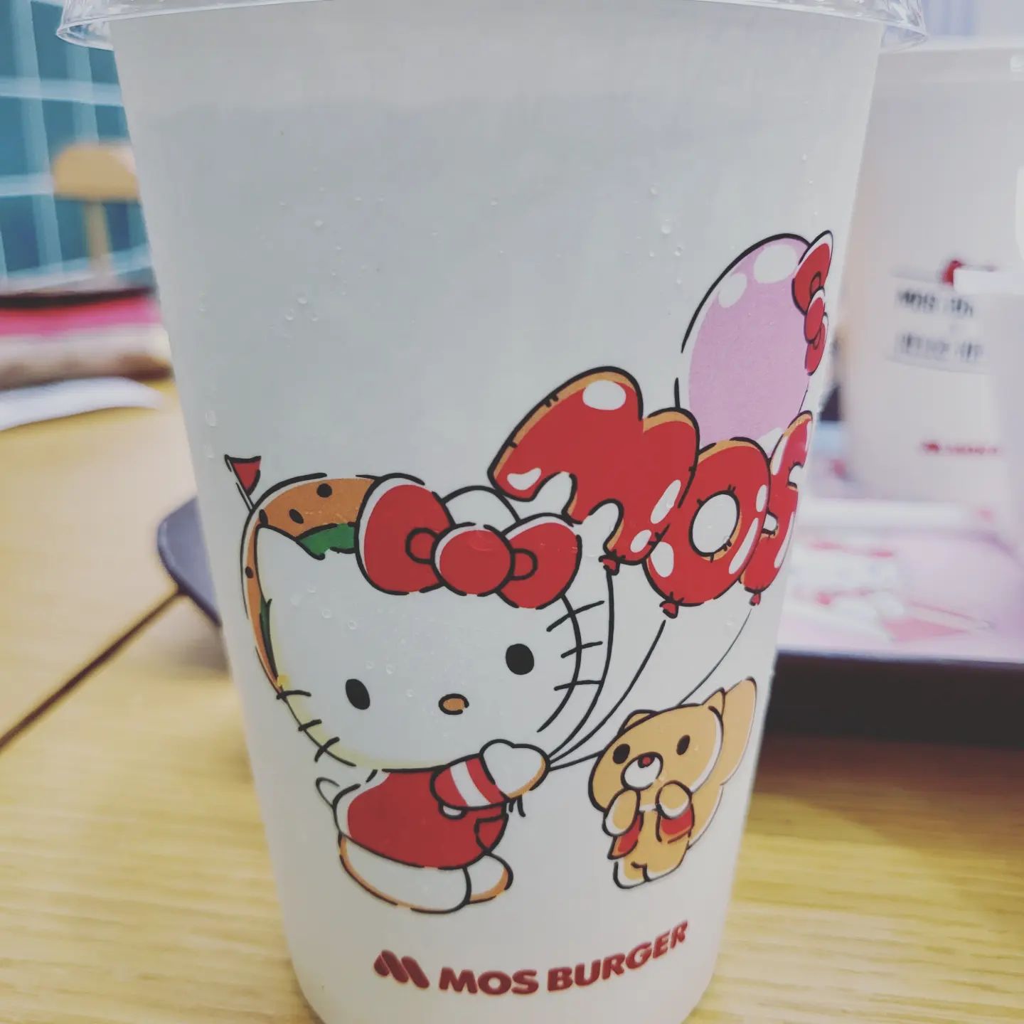 한국모스버거×산리오 콜라보!
귀여운 헬로키티 일러스트 음료컵 😍 
일본에서도 하고 있는건진 알아보진 않았지만 왠지 아기자기하고 귀여운 일본의 감성이 그대로 느껴지는 한국 모스버거입니다.

#韓国モスバーガー 
#モスバーガー #サンリオ
#kittyコラボ #久しぶりのメロンソーダ #シグネチャーチキンバーガー #かわいい
#산리오 #헬로키티콜라보 #모스버거키티콜라보 #한국모스버거 #오랜만에먹는메론소다
#햄버거는시그니처치킨버거
#맛있다 #푸드스타그램 #sanrio