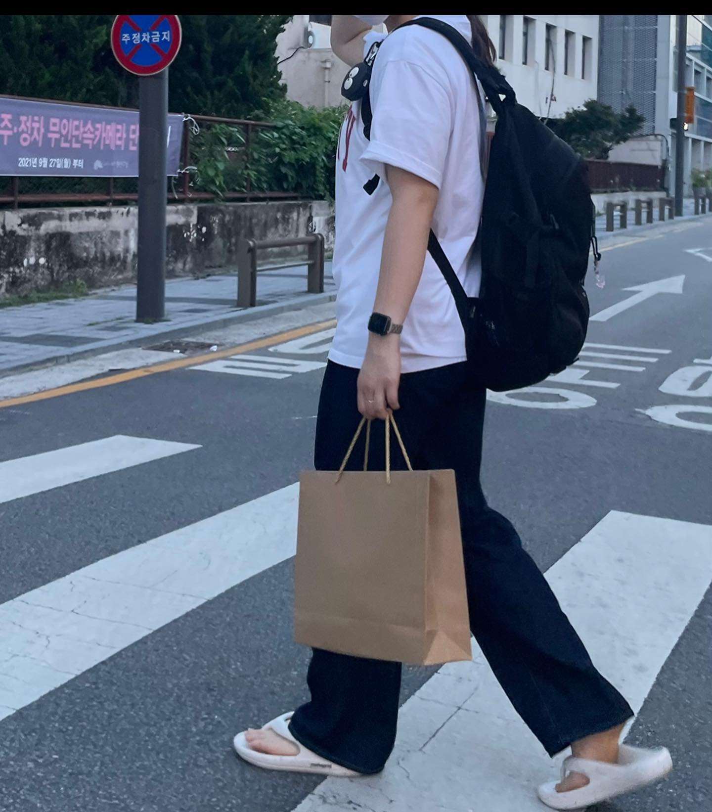 드디어 시험 끝난 저는 안경을 벗어던지고 옷을 꾸미며 ‘오늘 꾸미고 왔네’ 라는 소리를 들었네요..ㅎ 제가 학교에서 안꾸미고 다니긴 한가봐요.. 다들 여름 맞이 잘 하고 계신가요 ..!!
#아웃핏배틀코리아 #아웃핏배틀코리아고등배틀 #04 #05 #오늘뭐입지 #생지데님 #예일 #애플 #스투시반팔 #고3 #맞팔 #좋반 #좋아요반사 #좋아요 #좋반테러