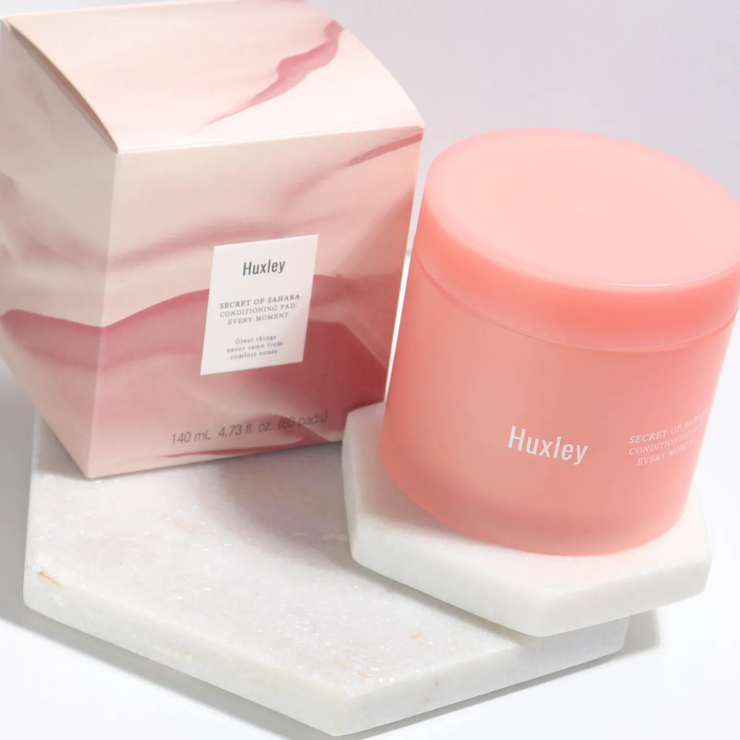 huxley_korea #제품제공
#헉슬리  #에브리모먼트 #토너패드 

저의 피부관리부터 심신안정까지 책임지는
헉슬리의 #컨디셔닝패드 소개드립니다💖

헉슬리 시그니처향을 너~무 사랑해서
지치거나 힐링하고 싶으면 수시로 헉슬리 미스트도 뿌려주고 향수도 뿌려요🌿

근데 헉슬리가 향만 잘 하는게 아닙니다‼️
피부 보습&유수분 밸런스도 기가막히게 잡아주고 무엇보다도 피부가 너무 편안해요

이번에 헉슬리 토너패드가 나왔다길래
내용물은 아묻따 좋을테고 저는 패드 재질이 넘 기대되더라구요

헉슬리는 저자극에 집중하는 브랜드라 항상 패드 재질이 아쉬웠던 저를 만족시켜줄 것만 같은 기대감이 있었어요 

아니나 다를까 역시나..무.자.극💖
결 따라 닦아내도 촉촉함과 보드라움만 느껴지더라구요👍👍
패드가 에센스도 그득그득 먹고 있어서
토너팩으로 붙여도 쉽게 마르지 않았고
양 옆으로 주우욱 늘어나서 이마,코,턱 처럼 좁고 긴 영역은 늘려서 붙여줬어요👍👍

헉슬리 안 써본 사람 없게해주세요💖
너무 추천드립니다ㅎㅎ

#15그램 #15그램뷰티 #15그래머 #저자극패드 #토너팩 #비건인증시트 #헉슬리토너패드 #토너패드추천 #HUXLEY