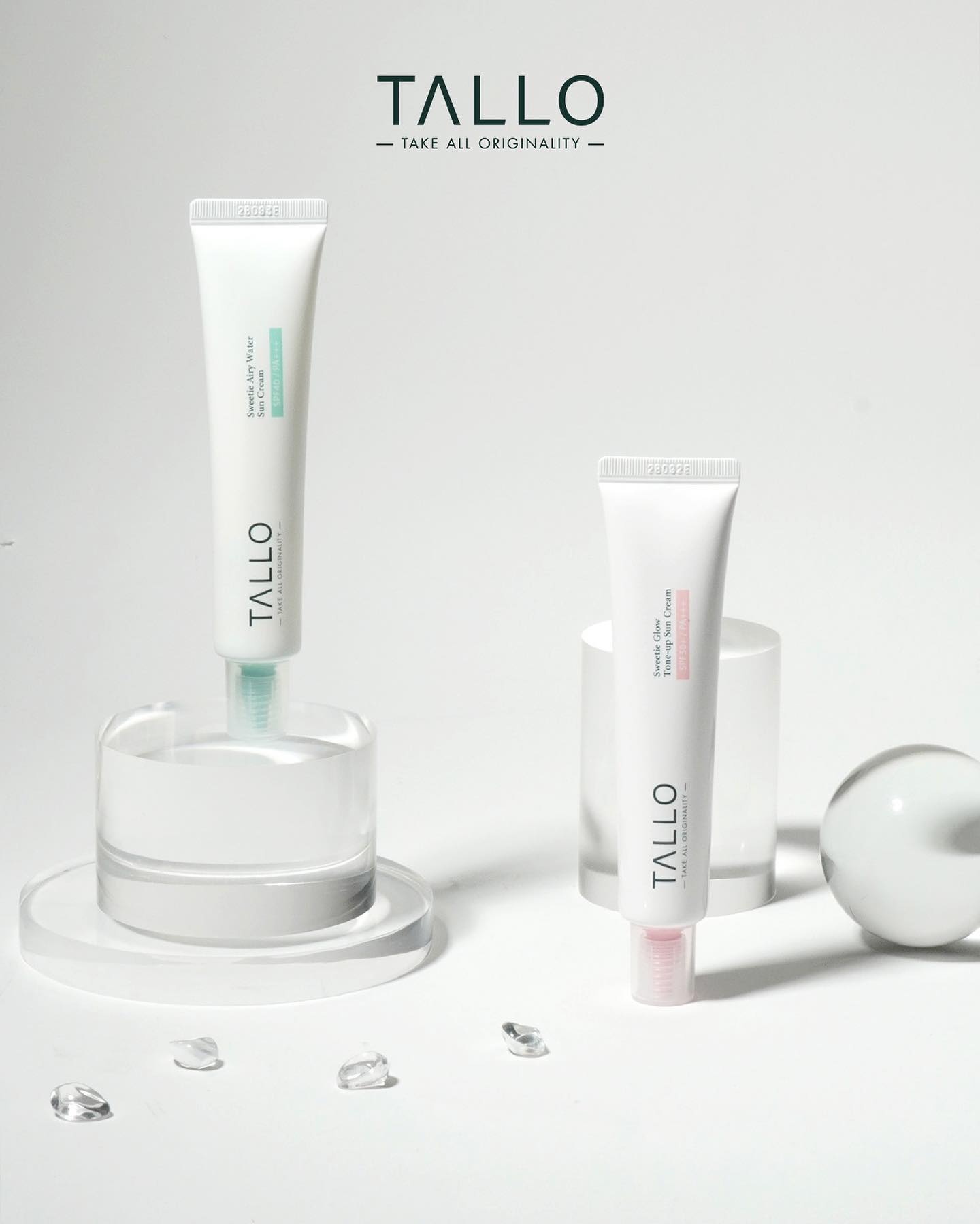 🔷청자몽 에어리 워터 선크림 spf 40 pa+++
🔷청자몽 글로우 톤업 선크림 spf 50 pa+++

청자몽 세럼으로 친숙해진 딸로의 선크림을
좋은 기회가 생겨 사용해 보았다.

선크림도 역시 청자몽 성분으로 과즙미 퐝퐝💚
바를때 터져 나오는 프루티한 향이
딸로 제품의 매력인 것 같다!🙆‍♀️

수분감을 제대로 느끼고 싶어서 토너 사용 후
바로 발라 봤는데 고보습이어서 그런지
살짝 후끈한 느낌이 들었다.
건조한 피부에 많은 양의 수분이 흡수됨으로써
느껴지는 자극적이지 않은 자극? 
(잉? 따뜻한 아이스 아메리카노?☕️🧊)
예전에 키엘 수분 크림 사용 후의느낌과
비슷하다고 생각됨🤔

에어리 워터 선크림은 에센스 제형으로
여름에 기초+선, 2 in 1으로 사용하기 딱 좋고
톤업 선크림은 피부결과 톤, 보습을
동시에 잡아줘서 파데 프리로 사용하기 딱 좋다.

두 제품 모두 유분, 번들거림은
거의 없었기 때문에 트러블이 올라온
내 피부에 사용하기에도 부담 없었다.👌

딸로의 시그니처〰️청자몽즙이
미백과 잡티 케어까지 해준다고 하니
이번 여름 이 선크림 열심히 발라줘야 겠댜!

딸로💚청자몽🍐생기비타민🌟
.
.
.
#딸로 #tallo #클린뷰티 #cleanbeauty #비건뷰티 #veganbeauty #비건선크림 #선크림추천 #청자몽선크림 #파데프리 #촉촉한선크림 #kbeauty #instabeauty #코덕소통